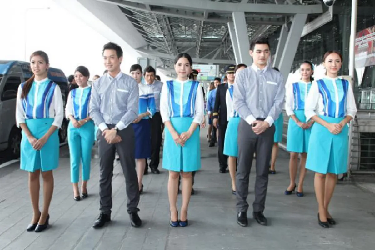 อึ้งตาแตก !! เผยเงินเดือนของ “สจ๊วต และ แอร์โฮสเตส” แต่ละสายการบิน เห็นตัวเลขแล้วแทบกราบ! มีใครให้เยอะกว่านี้ไหม ??