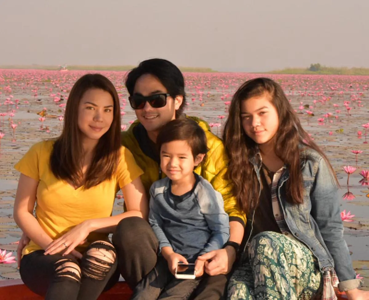 **กลับไทยพร้อมครอบครัว !!! "อดีตนักร้องยุค 90" หอบภรรยา พร้อมลูก 2 คนเที่ยว "ทะเลบัวแดง" ! บอกเลยหน้าตาดีกันทั้งบ้านจริงๆ (ภาพ)