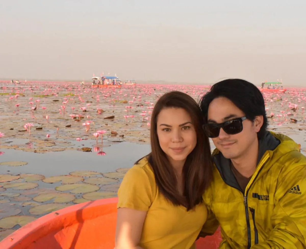 **กลับไทยพร้อมครอบครัว !!! "อดีตนักร้องยุค 90" หอบภรรยา พร้อมลูก 2 คนเที่ยว "ทะเลบัวแดง" ! บอกเลยหน้าตาดีกันทั้งบ้านจริงๆ (ภาพ)