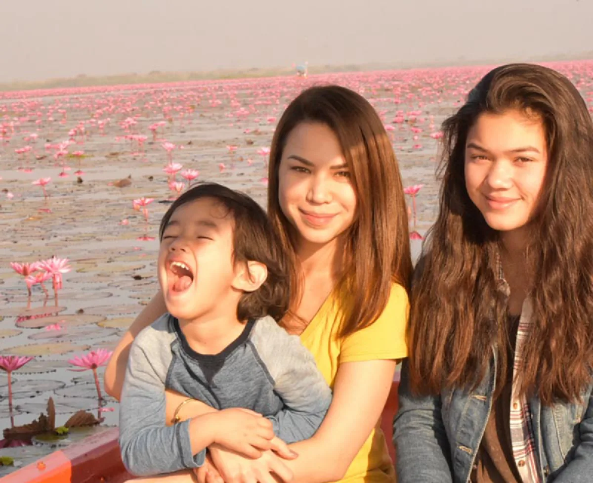 **กลับไทยพร้อมครอบครัว !!! "อดีตนักร้องยุค 90" หอบภรรยา พร้อมลูก 2 คนเที่ยว "ทะเลบัวแดง" ! บอกเลยหน้าตาดีกันทั้งบ้านจริงๆ (ภาพ)