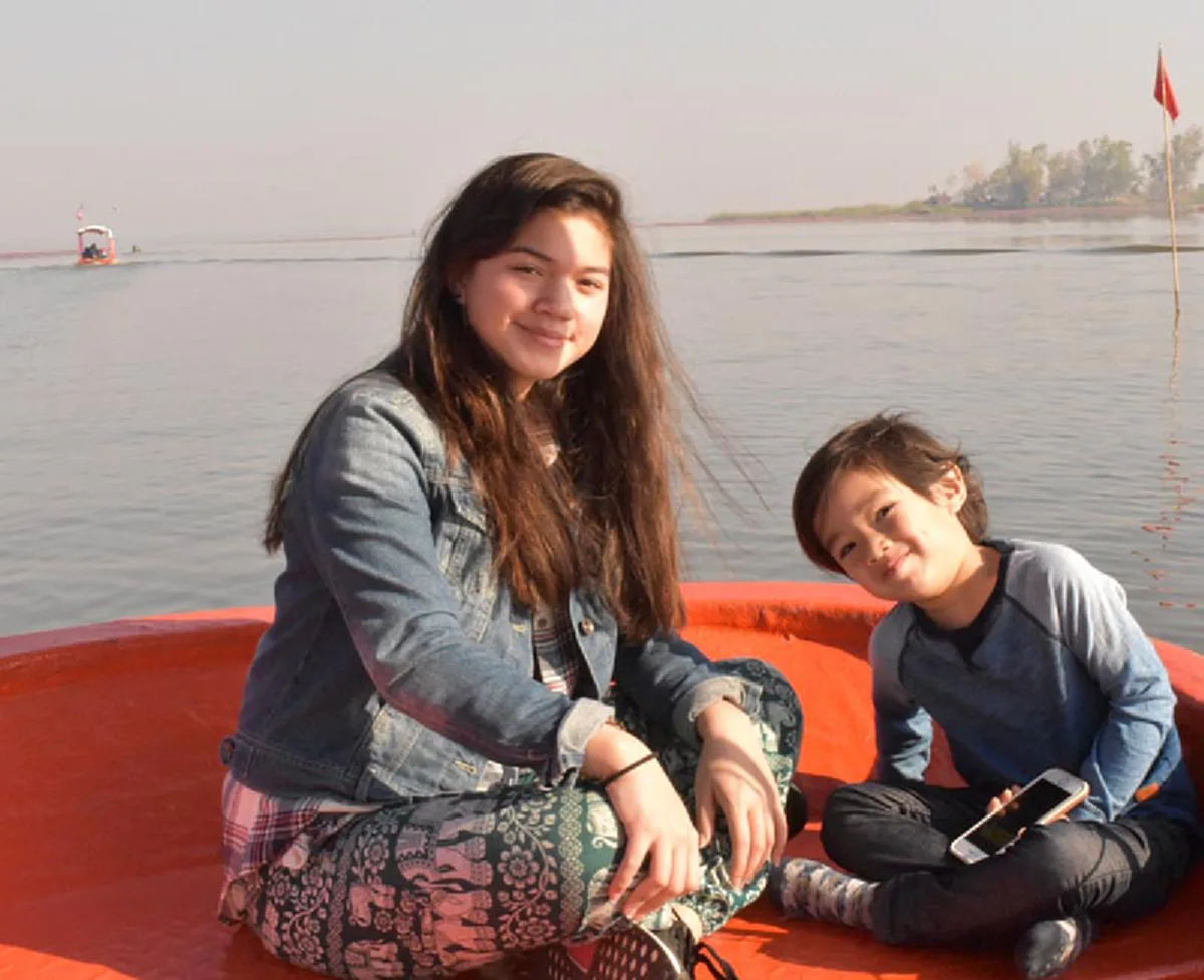 **กลับไทยพร้อมครอบครัว !!! "อดีตนักร้องยุค 90" หอบภรรยา พร้อมลูก 2 คนเที่ยว "ทะเลบัวแดง" ! บอกเลยหน้าตาดีกันทั้งบ้านจริงๆ (ภาพ)