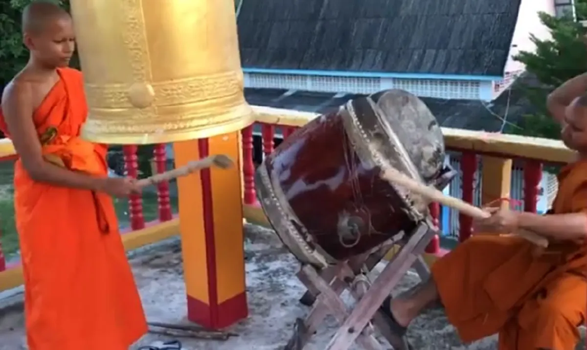 แล้วแบบนี้โอเคไหมโยม...หลวงพี่พาทวนกระแสดราม่าลุกขึ้นมาเปลี่ยนจังหวะตีระฆัง ทำเอาฮาทั้งโซเชียล! (คลิป)