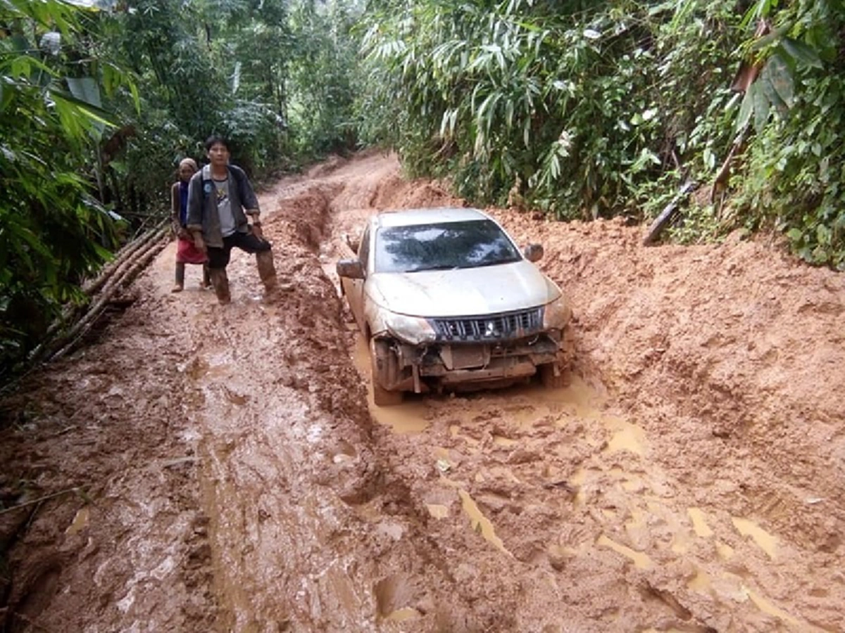 เปิดภาพถนนบ้านปางส่างคำจ.ตาก  เละสุดๆ จนกระบะจมโคลนเกือบมิดคัน  สะเทือนใจทำหญิงตั้งครรภ์แท้งลูกก่อนถึงรพ.