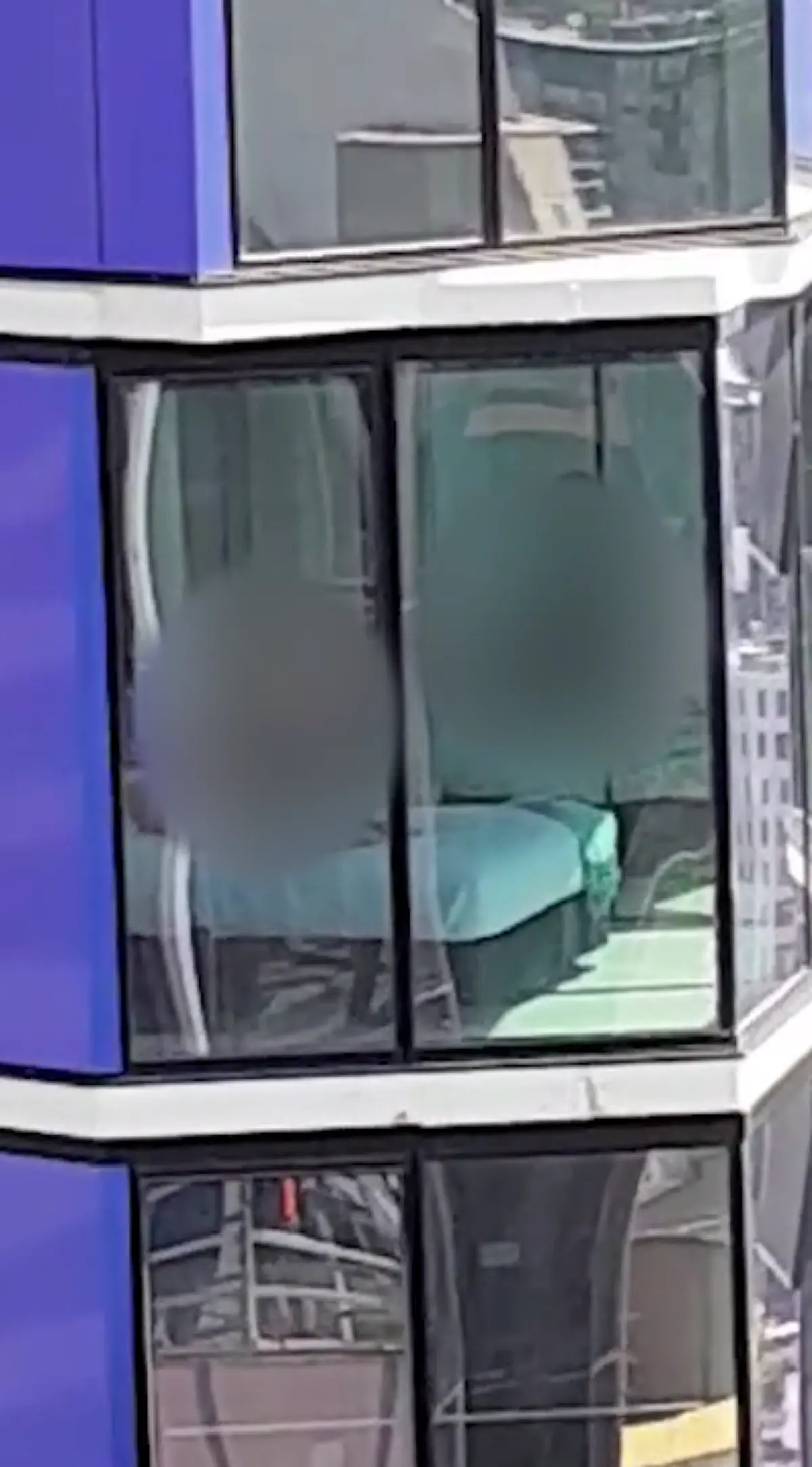 เกิดในออสเตรเลีย! คนงานก่อสร้าง ได้ดูหนังสดฟรี หลังคู่รัก ลืมปิดม่าน (มีคลิป)