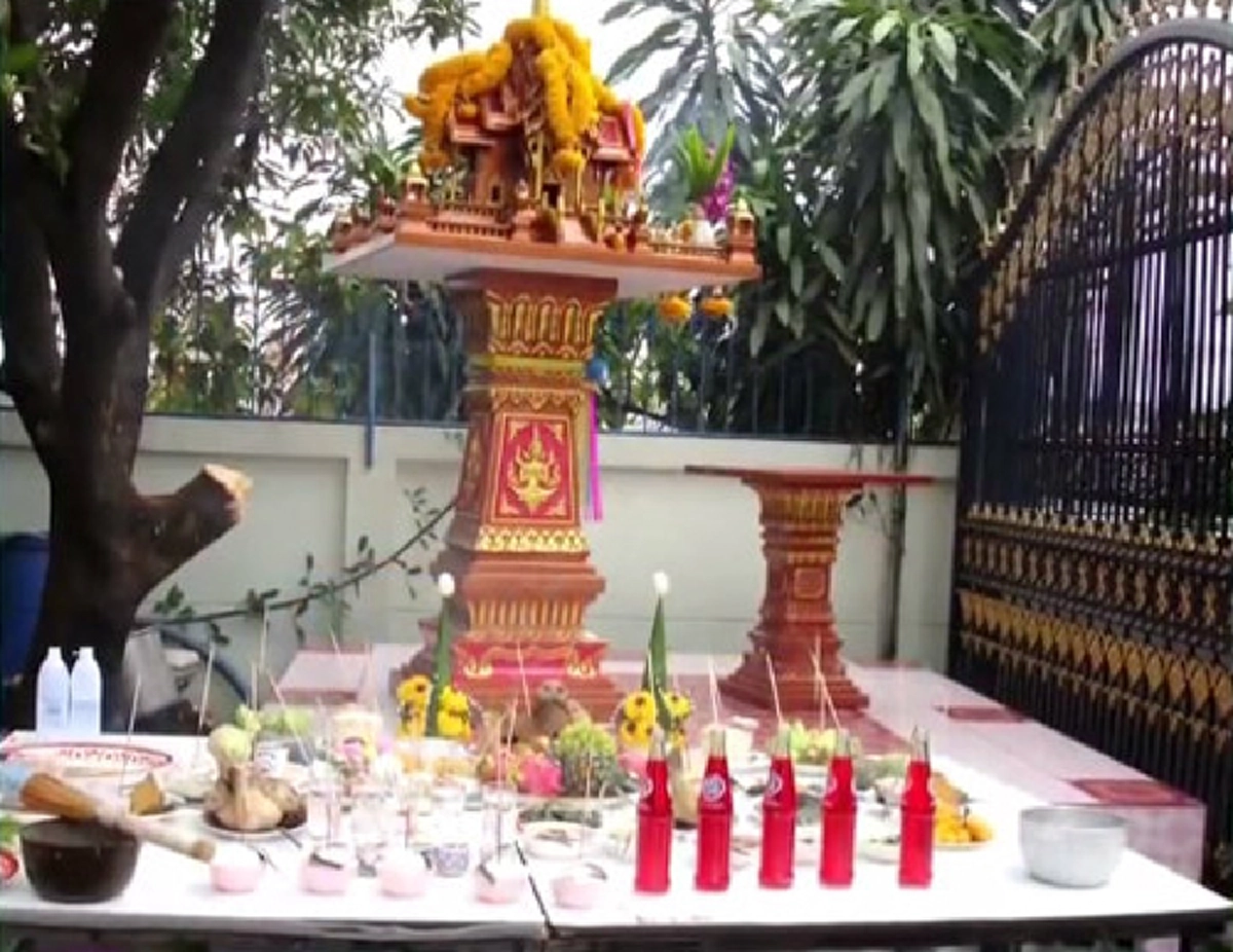 ยัสสานุภาวะโต ยักขา เนวะ ทัสเสนติ ..เคล็ดบูชา "ศาลพระภูมิ"พร้อมดอกไม้สดและธูปเทียนเป็นประจำจะบังเกิดผลดี มีความสุขความเจริญ.