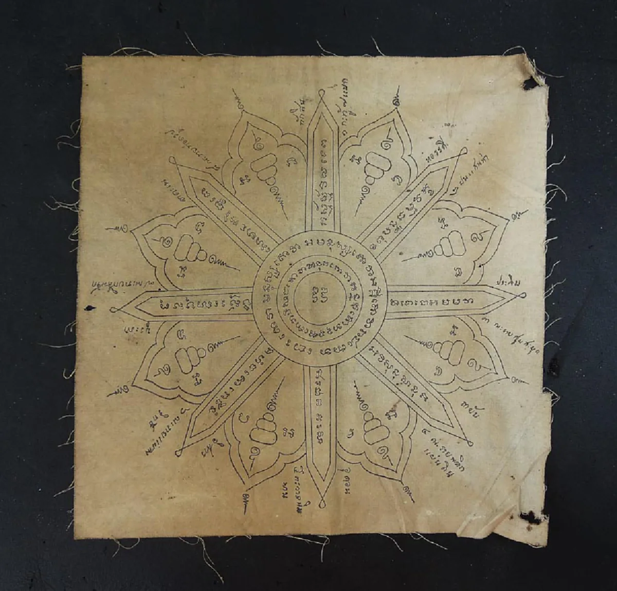 เสกหินวางไว้๘ ทิศป้องกันภัย พระคาถา "อิติปิโสแปดทิศ"มีฤทธิ์อเนกประการ ป้องกันคุณไสย วิญญาณ ภูติผีทั้งปวง..อุปเท่ห์เหลือประมาณท่วมหลังช้าง.