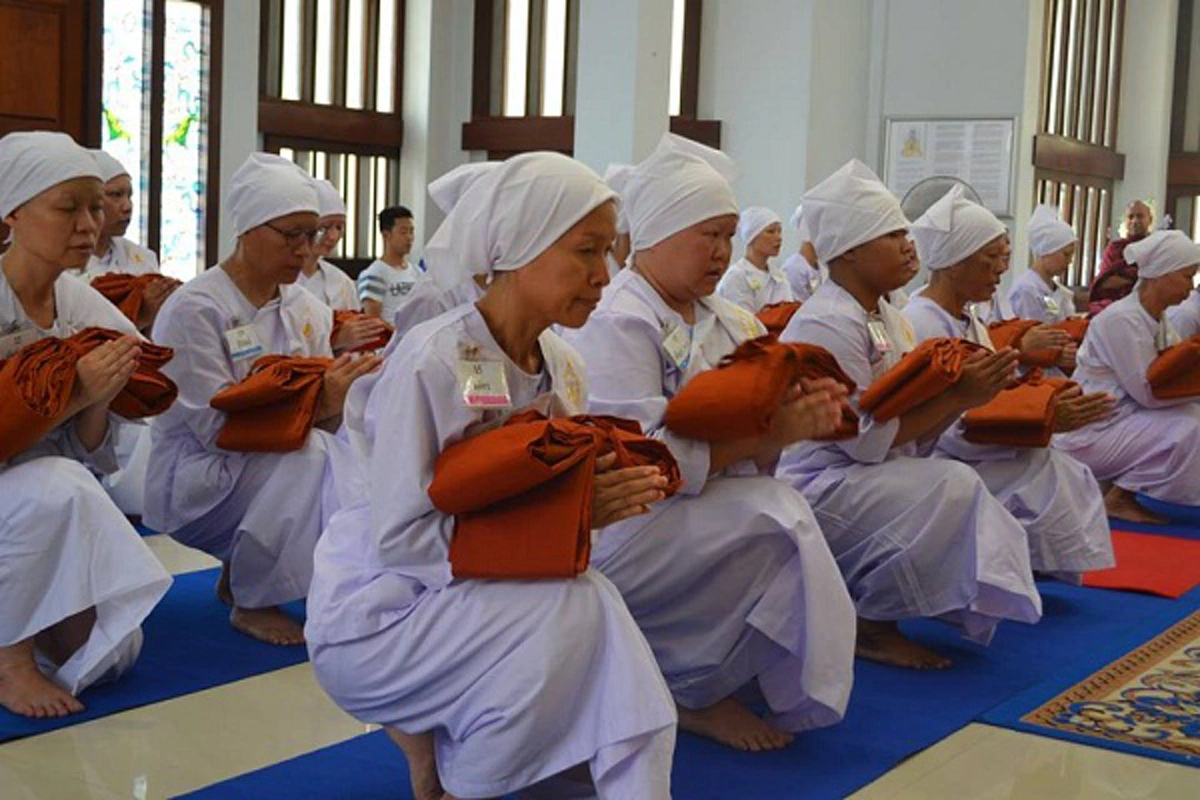 จะมีพ่อแม่สักกี่คนได้ใส่บาตรลูกสาวตัวเอง!! วัดทรงธรรมฯ จัดพิธี "บรรพชาสามเณรี" ครั้งหนึ่งในชีวิตลูกผู้หญิง ... แขกไทย-ฝรั่ง ร่วมงานคับคั่ง!!