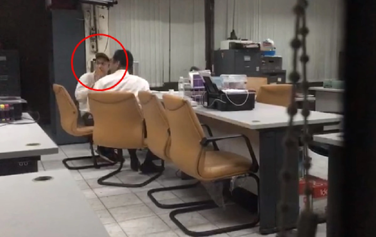 โผล่หัวแล้ว "หนุ่มอาร์ม" ต่อยสาวพนง.ร้านโทรศัพท์ ยกมือไหว้ขอโทษ อ้างวู่วามเหตุเป็นโรคซึมเศร้าเลิกแฟนสาว