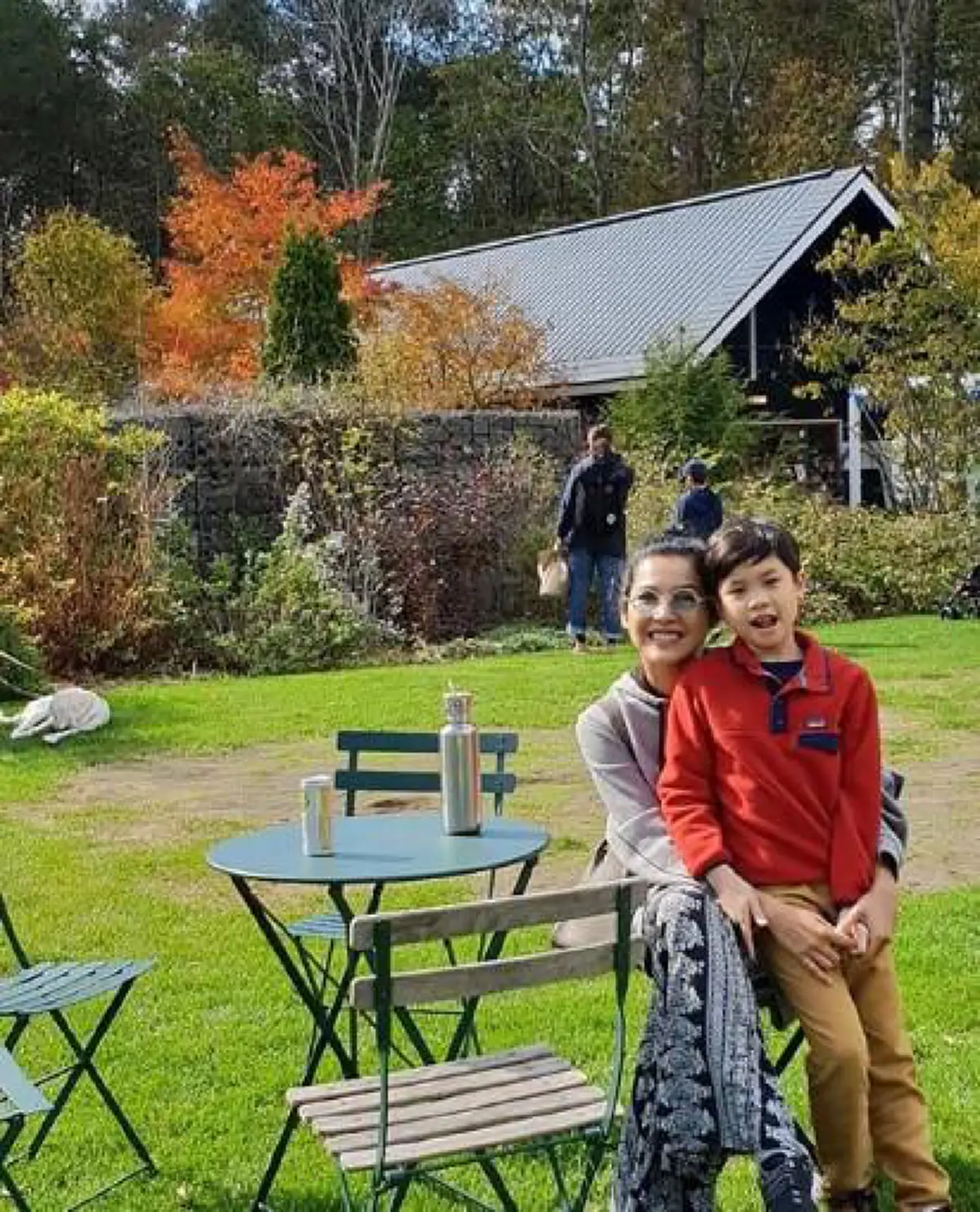 อบอุ่นสุดๆ "เคน ธีรเดช" ชวนลูกชายเก็บองุ่นในป่า แถมพาชมสวนหลังบ้านที่ฮอกไกโด บรรยากาศดีมาก