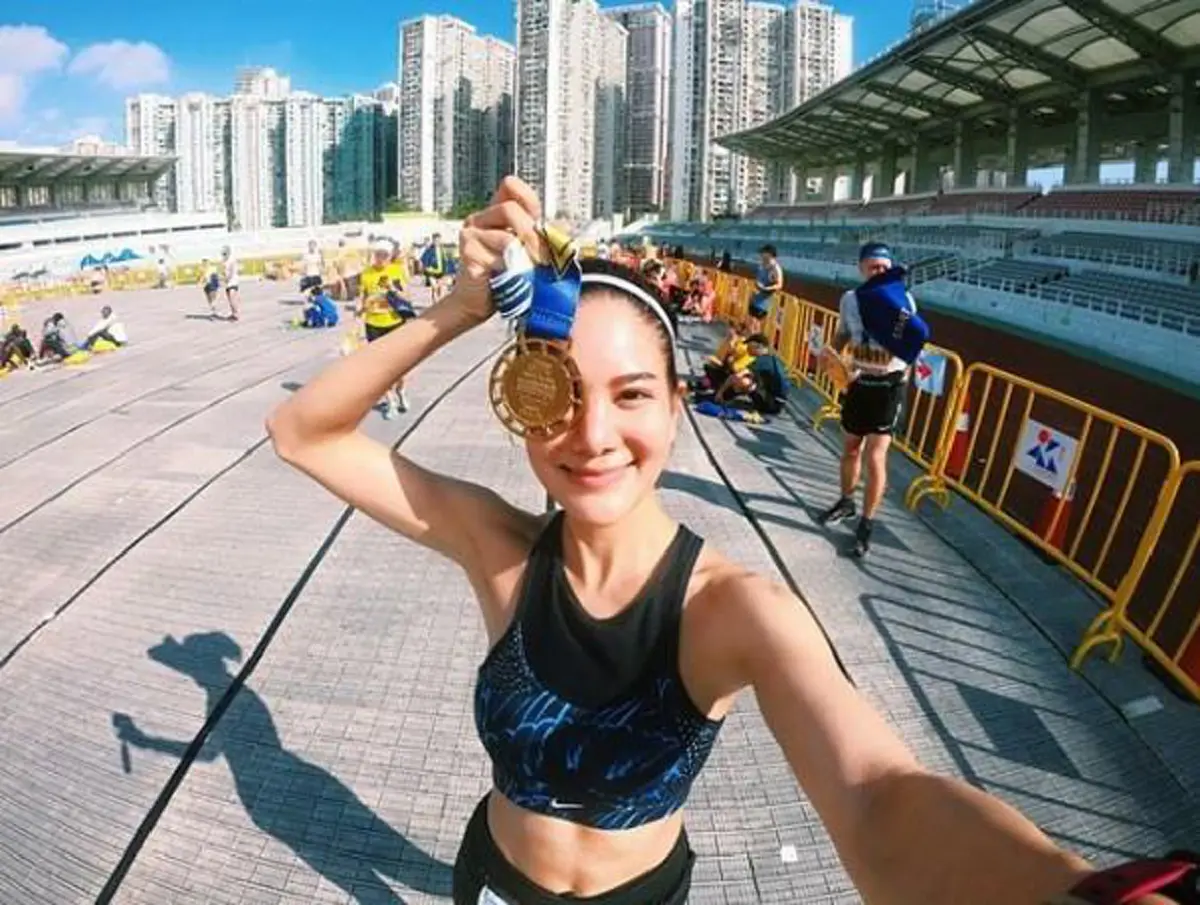 "ก้อย รัชวิน" วิ่งมาราธอนที่มาเก๊า คว้าถ้วยรางวัลได้ลำดับที่ 3