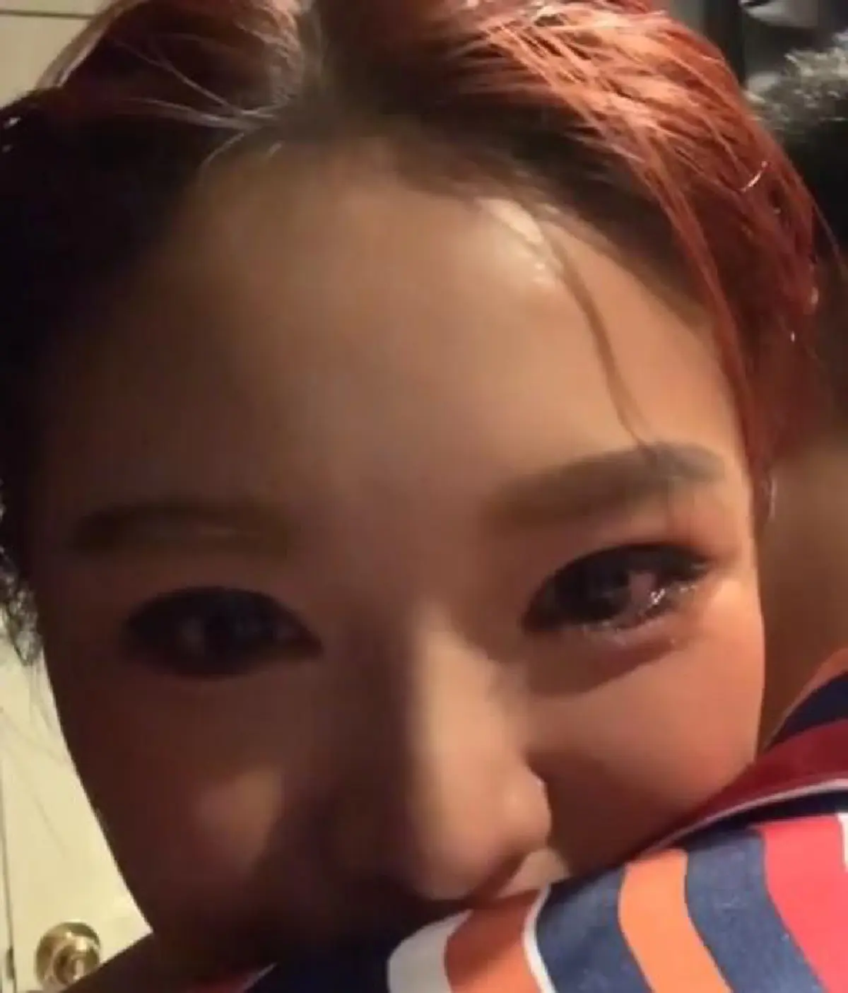 "หญิงแย้" ลงคลิปนัวเนียแฟน หลังสามีตำรวจเซอร์ไพรส์วันครบรอบ ทำเอาน้ำตาซึม! (คลิป)