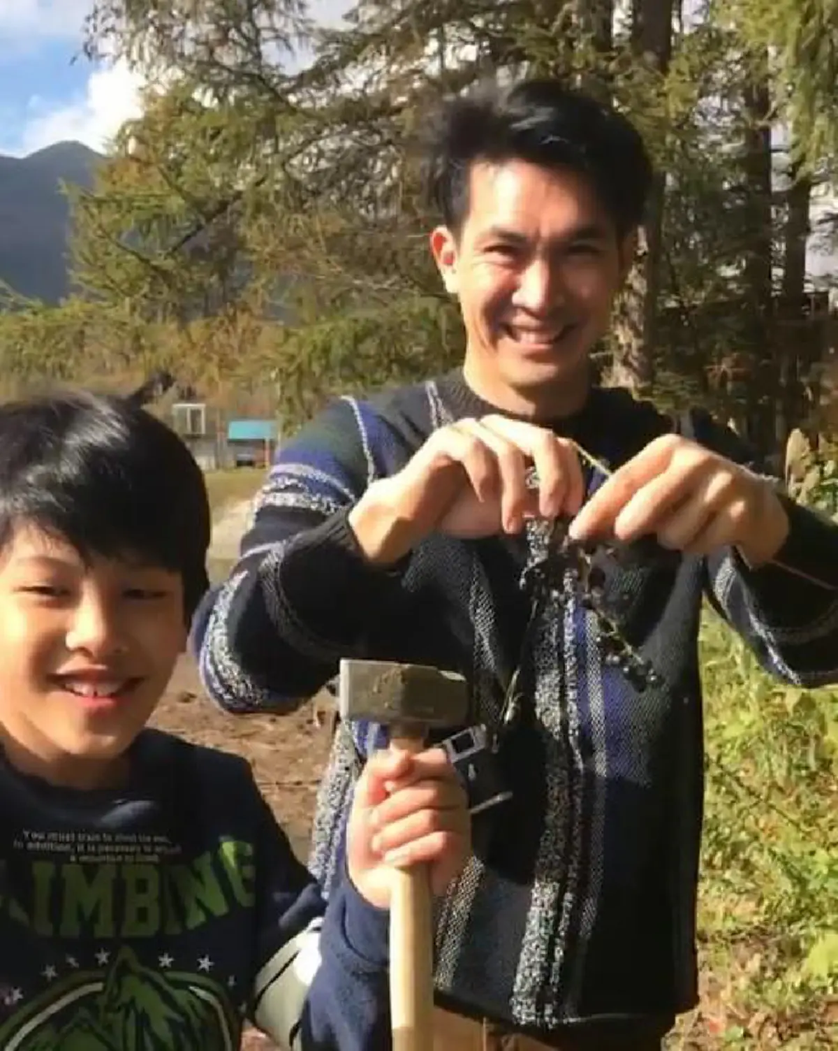 อบอุ่นสุดๆ "เคน ธีรเดช" ชวนลูกชายเก็บองุ่นในป่า แถมพาชมสวนหลังบ้านที่ฮอกไกโด บรรยากาศดีมาก