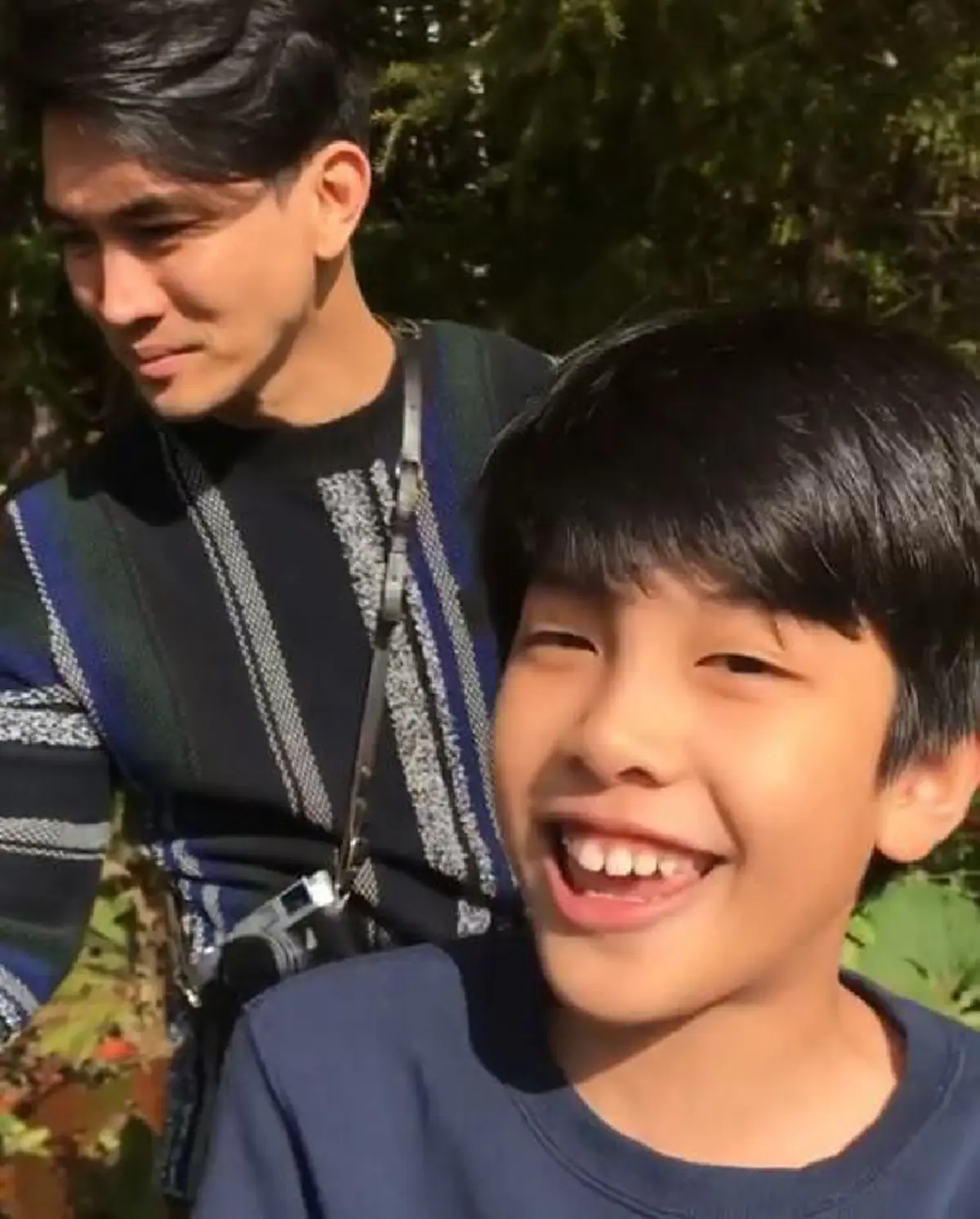 อบอุ่นสุดๆ "เคน ธีรเดช" ชวนลูกชายเก็บองุ่นในป่า แถมพาชมสวนหลังบ้านที่ฮอกไกโด บรรยากาศดีมาก