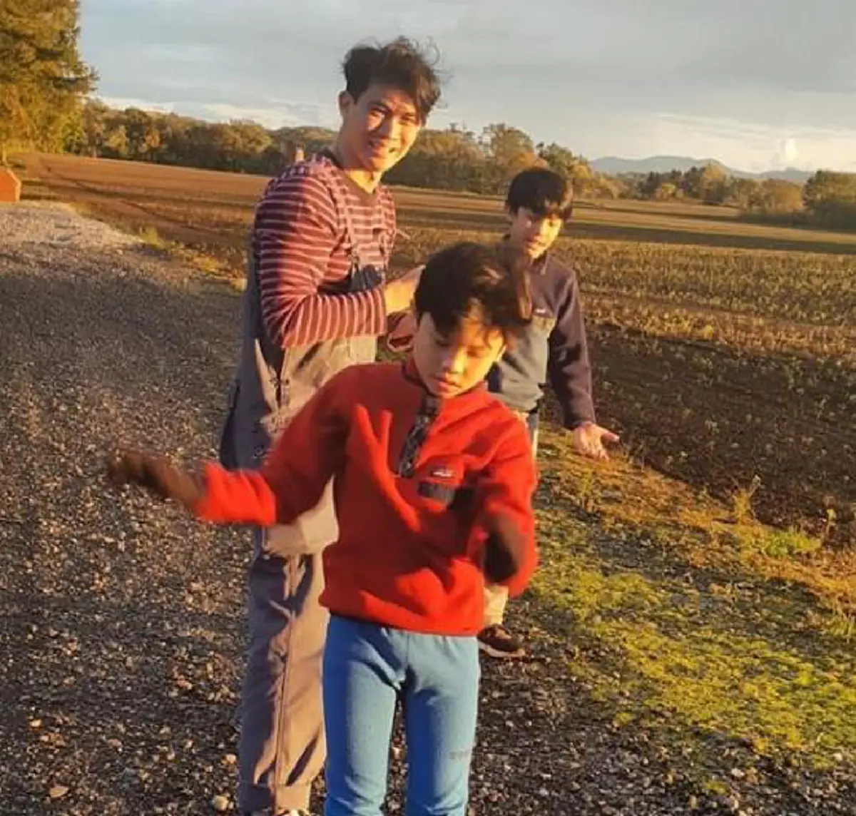 อบอุ่นสุดๆ "เคน ธีรเดช" ชวนลูกชายเก็บองุ่นในป่า แถมพาชมสวนหลังบ้านที่ฮอกไกโด บรรยากาศดีมาก