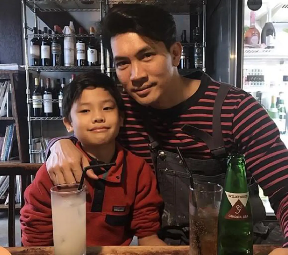 อบอุ่นสุดๆ "เคน ธีรเดช" ชวนลูกชายเก็บองุ่นในป่า แถมพาชมสวนหลังบ้านที่ฮอกไกโด บรรยากาศดีมาก