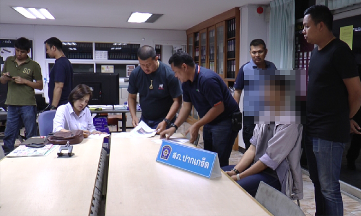 จับคาหนังคาเขา ผู้ปกครองหื่นติดกล้องมือถือในรองเท้า แอบถ่ายใต้กระโปรงนร.หญิง