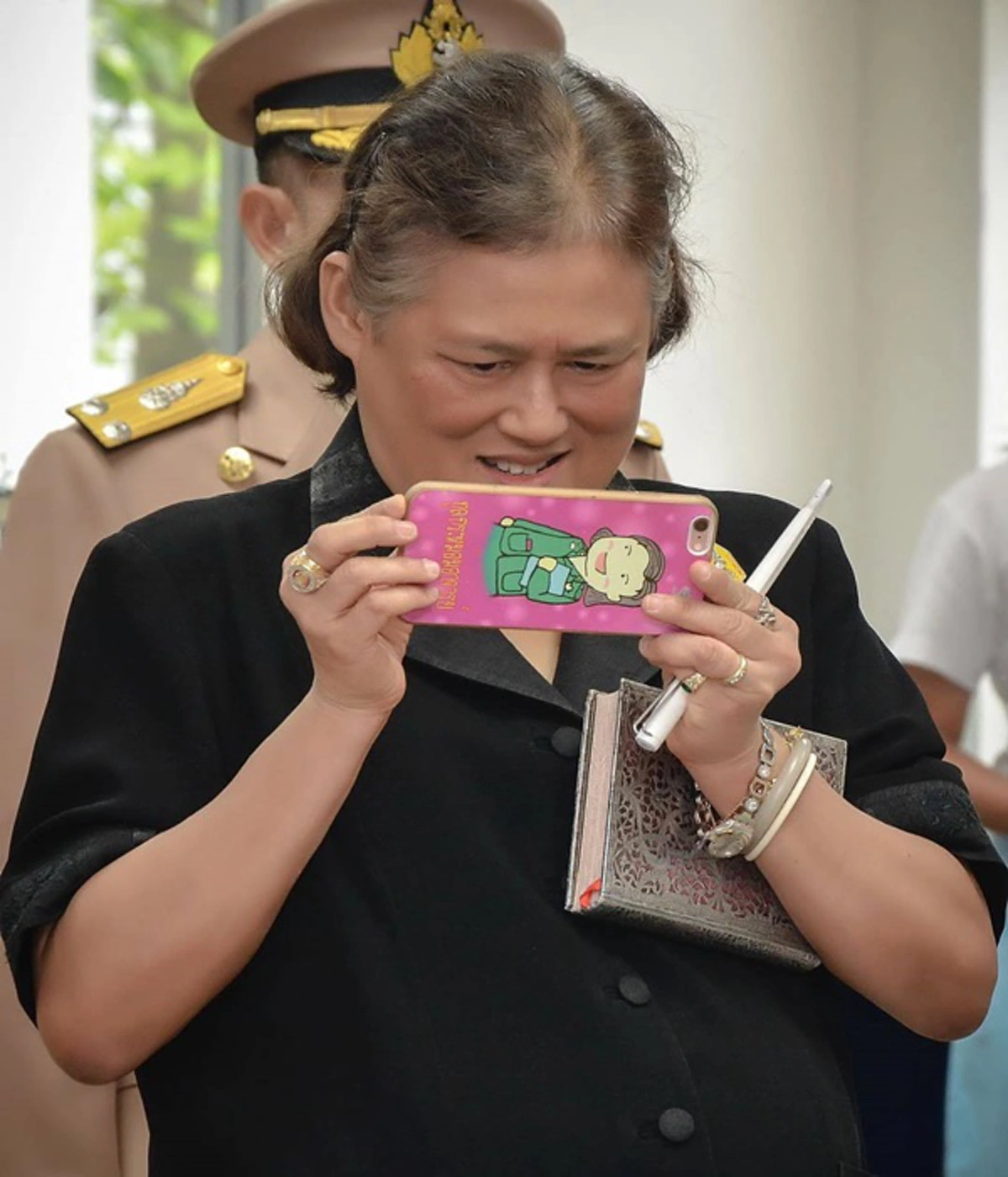 เคยเห็นกันหรือยัง!!! เปิดภาพ "เคสโทรศัพท์มือถือส่วนพระองค์" ของ "สมเด็จพระเทพฯ" นับว่าเป็นบุญตาที่ได้ชม