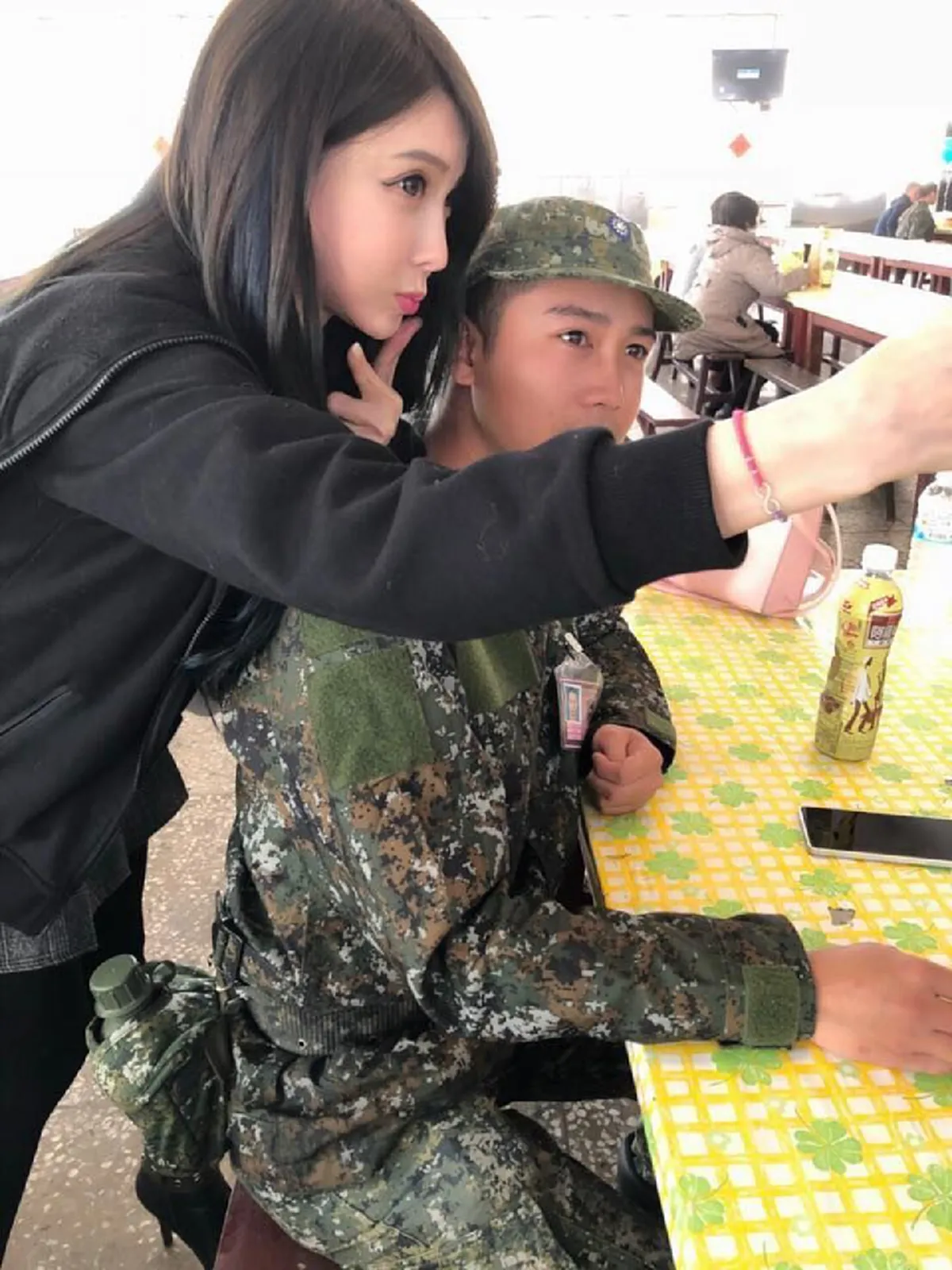 #ขยี้ตาแทบพังกันทั้งกองร้อย!! เมื่อ "สาวสวย" มาเยี่ยม "ทหาร" ที่ค่าย แต่พอบอกว่าเป็นแม่มาหาลูกเท่านั้นแหละ ถึงกับอึ้งไปเป็นอาทิตย์ !!