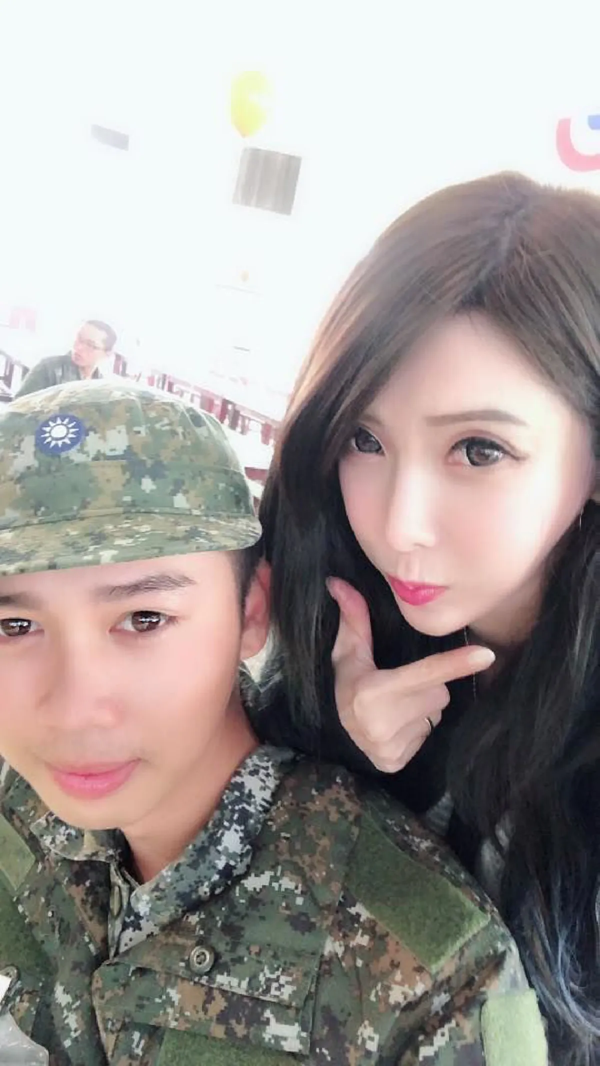 #ขยี้ตาแทบพังกันทั้งกองร้อย!! เมื่อ "สาวสวย" มาเยี่ยม "ทหาร" ที่ค่าย แต่พอบอกว่าเป็นแม่มาหาลูกเท่านั้นแหละ ถึงกับอึ้งไปเป็นอาทิตย์ !!