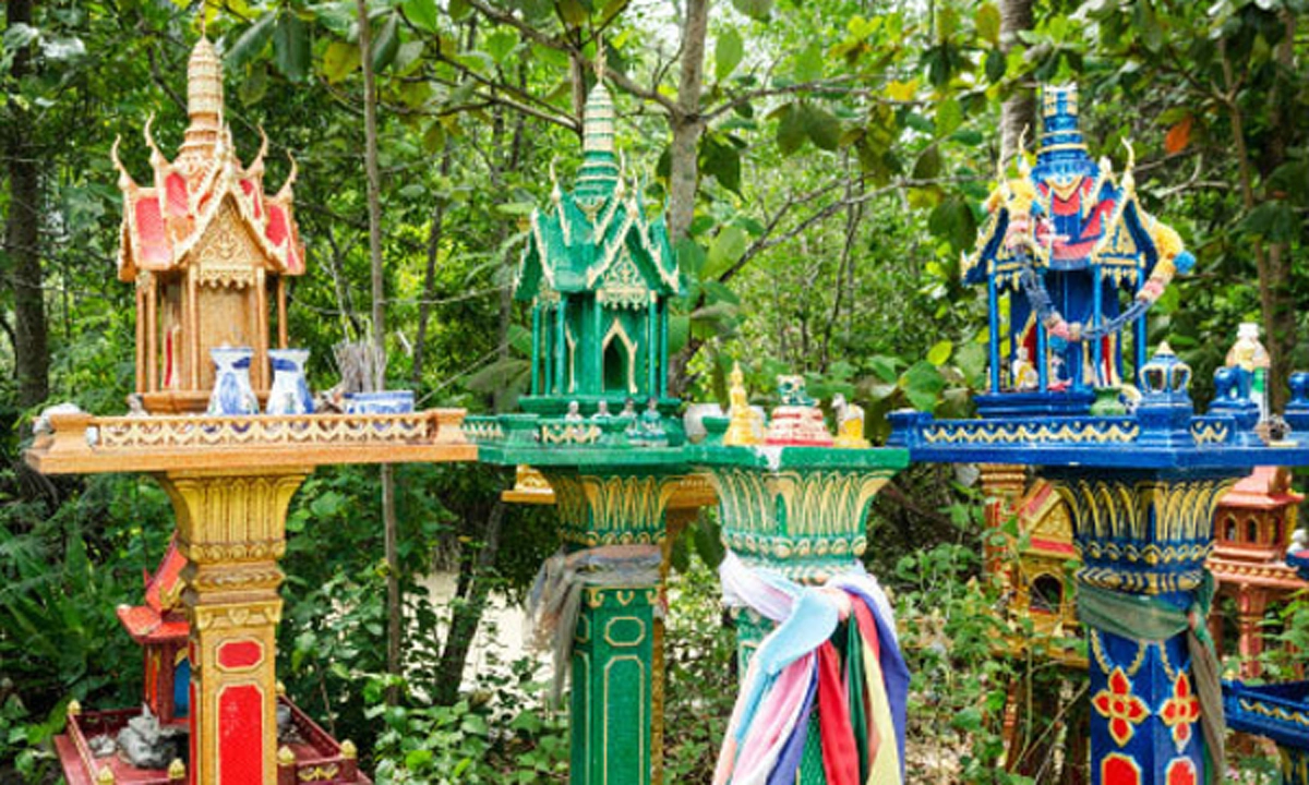 ยัสสานุภาวะโต ยักขา เนวะ ทัสเสนติ ..เคล็ดบูชา "ศาลพระภูมิ"พร้อมดอกไม้สดและธูปเทียนเป็นประจำจะบังเกิดผลดี มีความสุขความเจริญ.