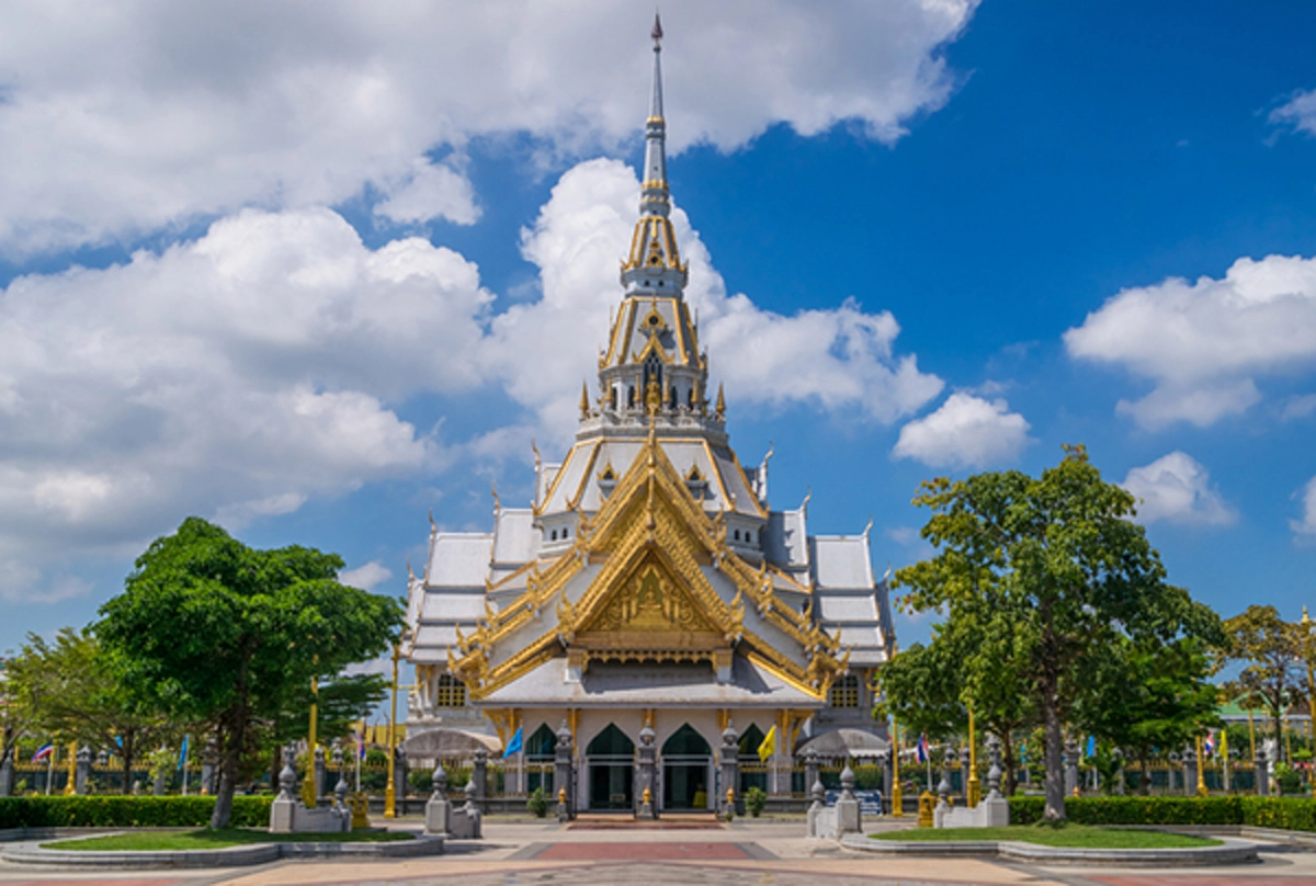 ว่ากันว่าท่าน..ชอบไข่ต้ม " หลวงพ่อโสธร " นิยมแก้บนกันด้วยไข่ต้ม บนบานได้ทุกเรื่อง ยกเว้น เรื่องทหารกับขอบุตร..ห้ามบนเด็ดขาด.