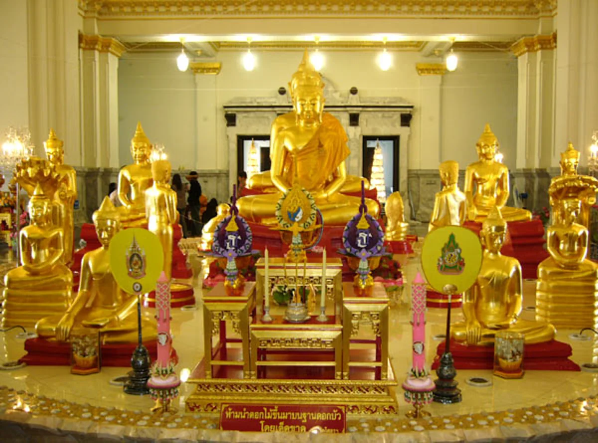 ส่งท้ายปีเก่า ต้อนรับปีใหม่ ๒๕๖๑ " คาถาพระเจ้าห้าพระองค์ หลวงพ่อโสธร "หมั่นภาวนาทุกวัน ชีวิตราบรื่นตลอดทั้งปี ประเสริฐดีนักแล...