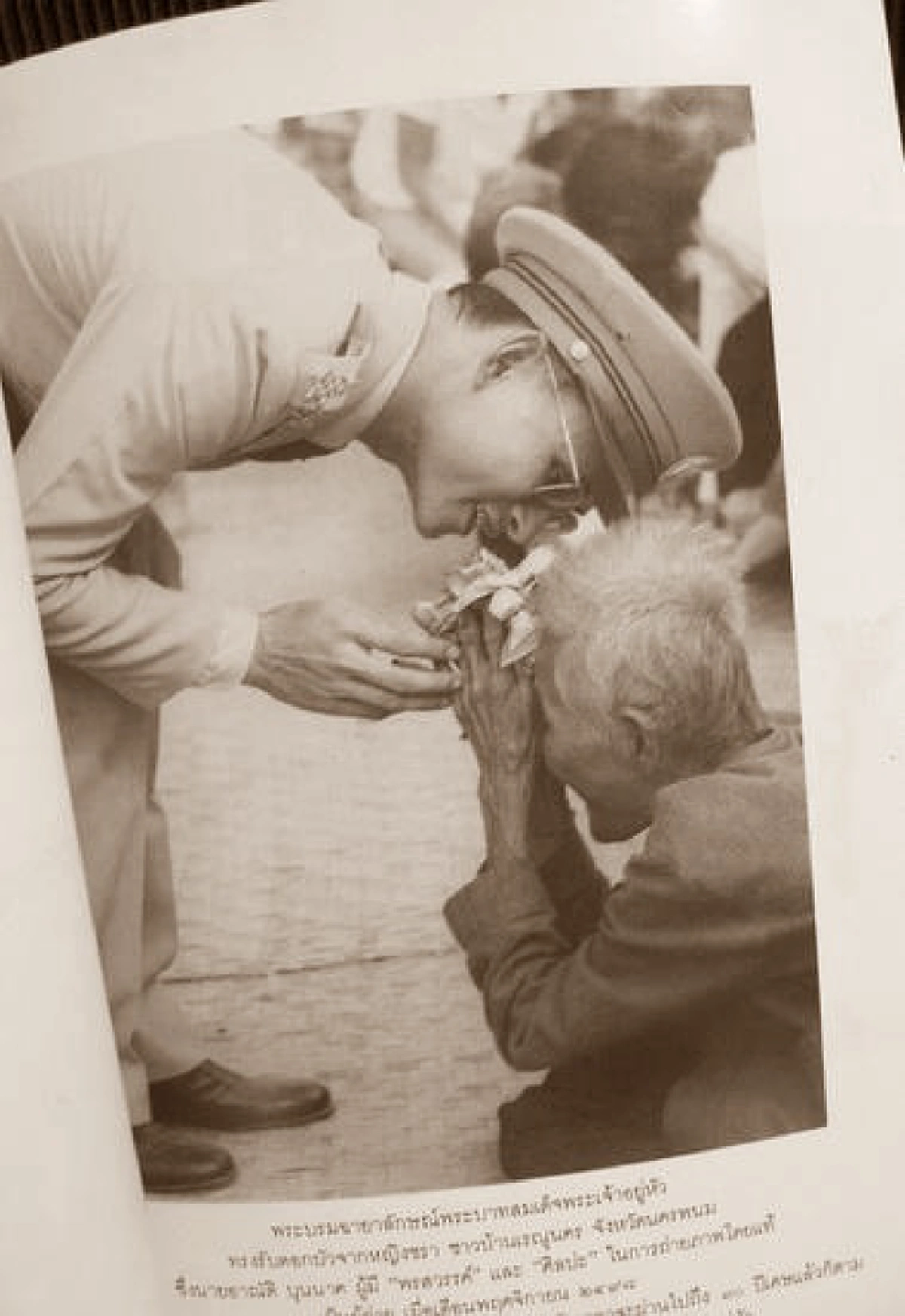 หัวใจรักภักดีของหญิงชรา!! เปิดประวัติ "ช่างภาพส่วนพระองค์คนแรกของในหลวง" ผู้ถ่ายภาพทรงคุณค่า "ดอกไม้แห่งหัวใจ" ภาพประทับใจคนไทยทั้งแผ่นดิน!!