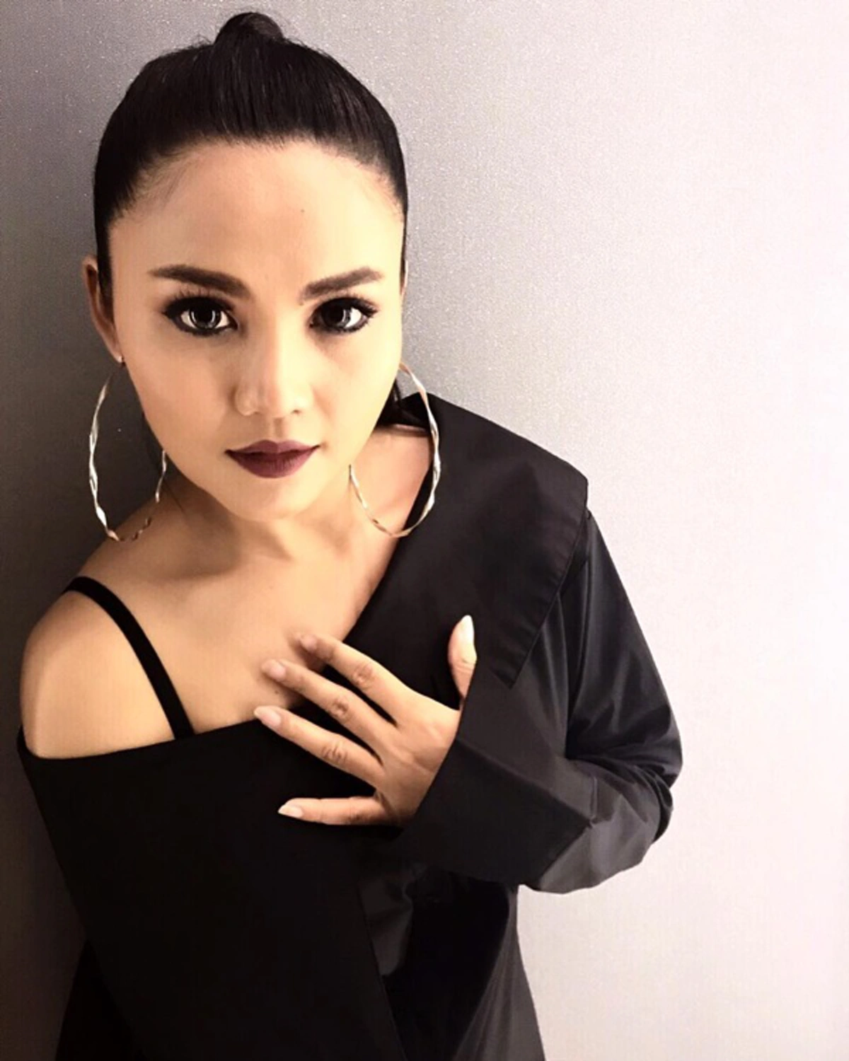 นับวันยิ่งแซ่บ!!! นักร้องลูกทุ่งสาว“ตั๊กแตน ชลดา” เปลี่ยนลุคสวยเผ็ด จนถูกมองว่าขายเซ็กซี่เต้าทะลัก!!!