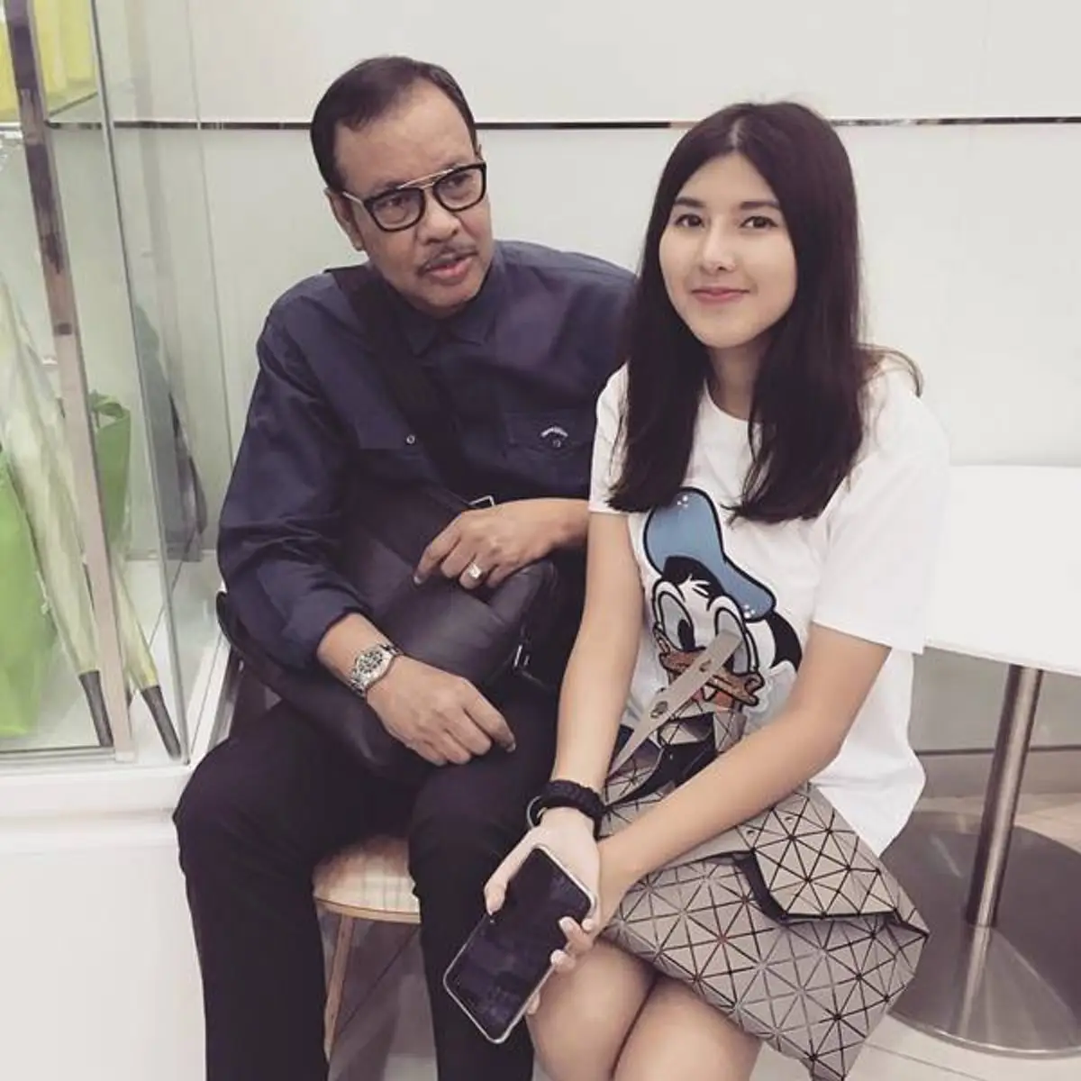 นี่แหละห้อยแบบมีเสน่ห์ !!!   เปิดภาพลูกสาวคนเล็ก "โน๊ต เชิญยิ้ม "  ไม่น่าเชื่อ โตเป็นสาวแล้ว จะสวยได้ขนาดนี้ (ชมภาพ)