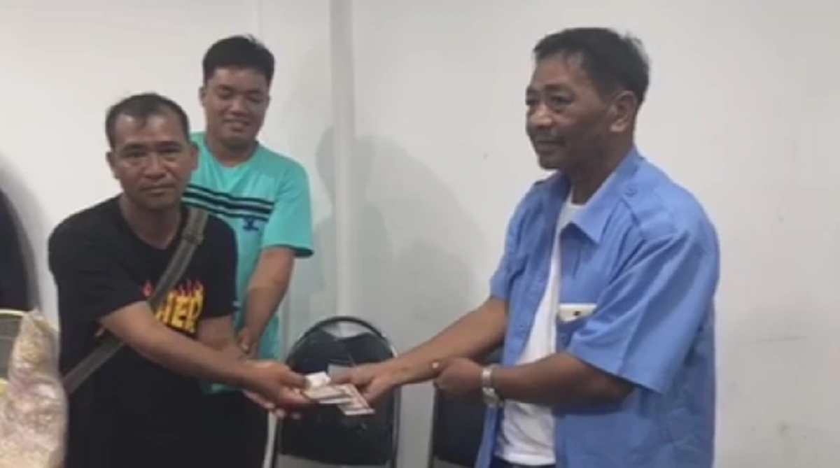 ขอบคุณหลายๆ!!! แท็กซี่คนดีเจอกระเป๋าผู้โดยสารลืมในรถนำส่งมอบคืน เปิดกันต่อหน้าเจอเงินสดเป็นแสน เจ้าของตั้งใจจะไปทำบุญถึงลาว!?!