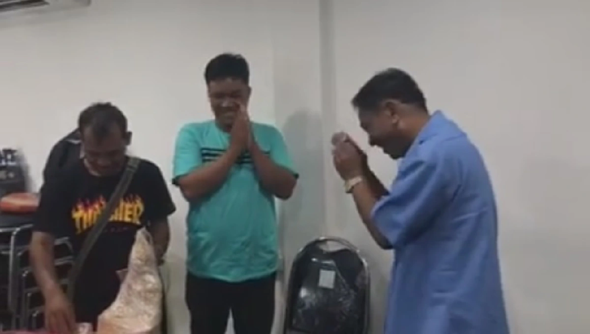 ขอบคุณหลายๆ!!! แท็กซี่คนดีเจอกระเป๋าผู้โดยสารลืมในรถนำส่งมอบคืน เปิดกันต่อหน้าเจอเงินสดเป็นแสน เจ้าของตั้งใจจะไปทำบุญถึงลาว!?!