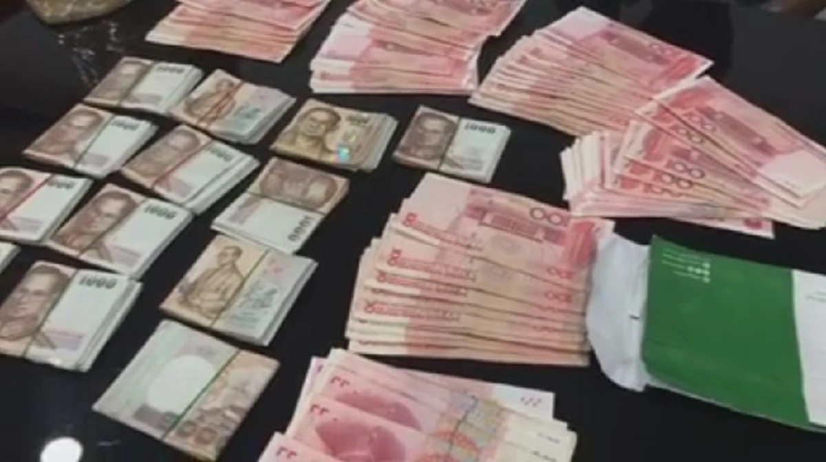 ขอบคุณหลายๆ!!! แท็กซี่คนดีเจอกระเป๋าผู้โดยสารลืมในรถนำส่งมอบคืน เปิดกันต่อหน้าเจอเงินสดเป็นแสน เจ้าของตั้งใจจะไปทำบุญถึงลาว!?!