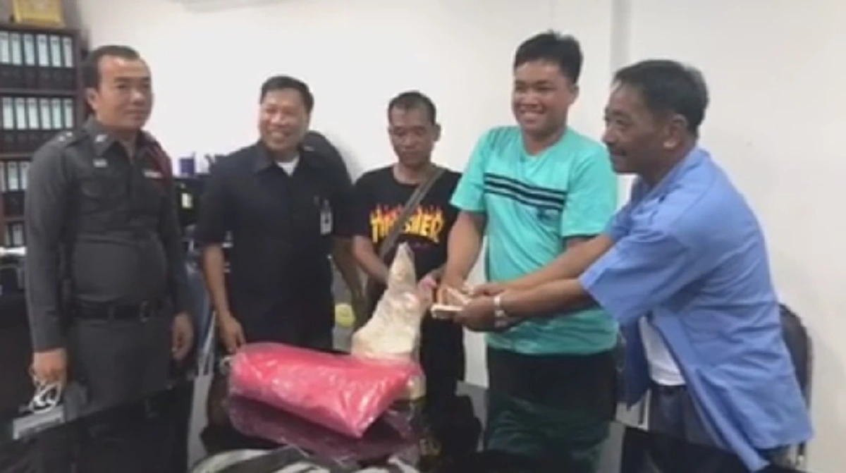 ขอบคุณหลายๆ!!! แท็กซี่คนดีเจอกระเป๋าผู้โดยสารลืมในรถนำส่งมอบคืน เปิดกันต่อหน้าเจอเงินสดเป็นแสน เจ้าของตั้งใจจะไปทำบุญถึงลาว!?!