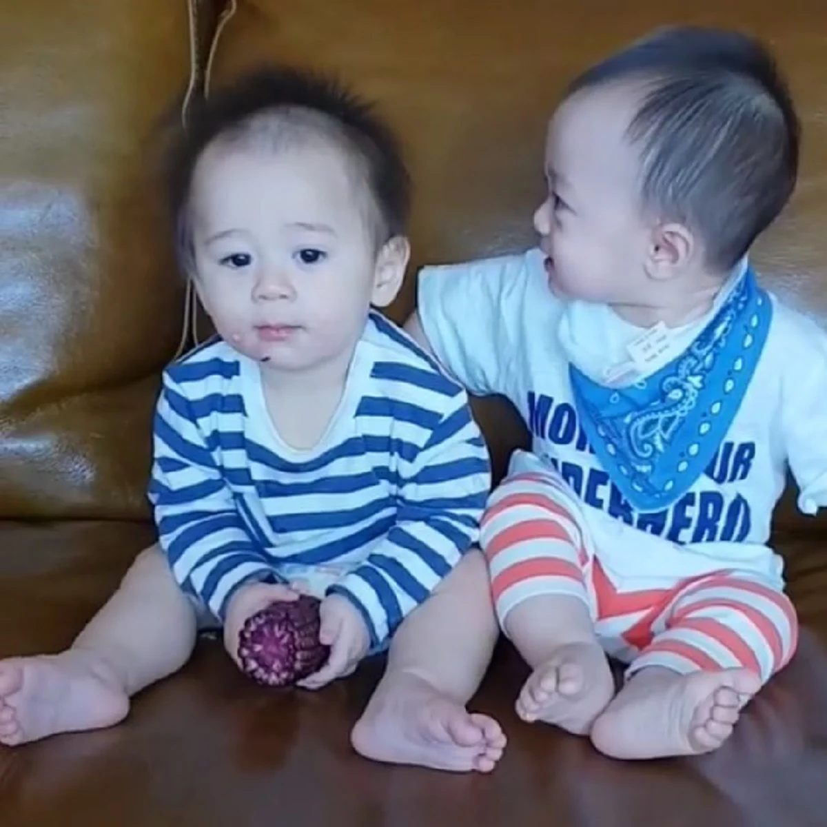 ได้แม่มาเต็มๆ!! เปิดพัฒนาการล่าสุด "สายฟ้า-พายุ" โชว์ปีนป่ายขึ้นของเล่นในวัย 10 เดือน น่าเอ็นดูสุดๆ (ชมคลิป)