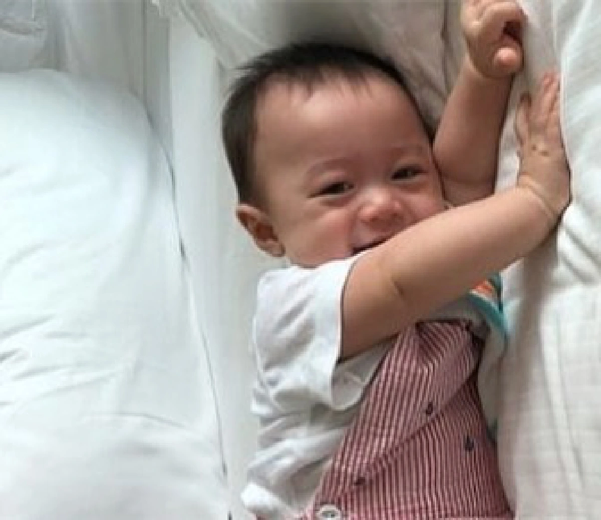 ได้แม่มาเต็มๆ!! เปิดพัฒนาการล่าสุด "สายฟ้า-พายุ" โชว์ปีนป่ายขึ้นของเล่นในวัย 10 เดือน น่าเอ็นดูสุดๆ (ชมคลิป)