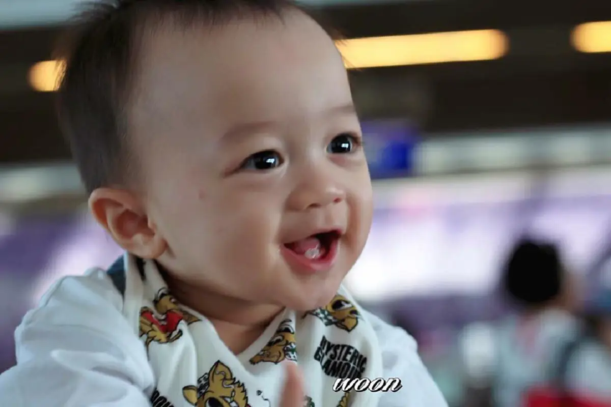 ได้แม่มาเต็มๆ!! เปิดพัฒนาการล่าสุด "สายฟ้า-พายุ" โชว์ปีนป่ายขึ้นของเล่นในวัย 10 เดือน น่าเอ็นดูสุดๆ (ชมคลิป)