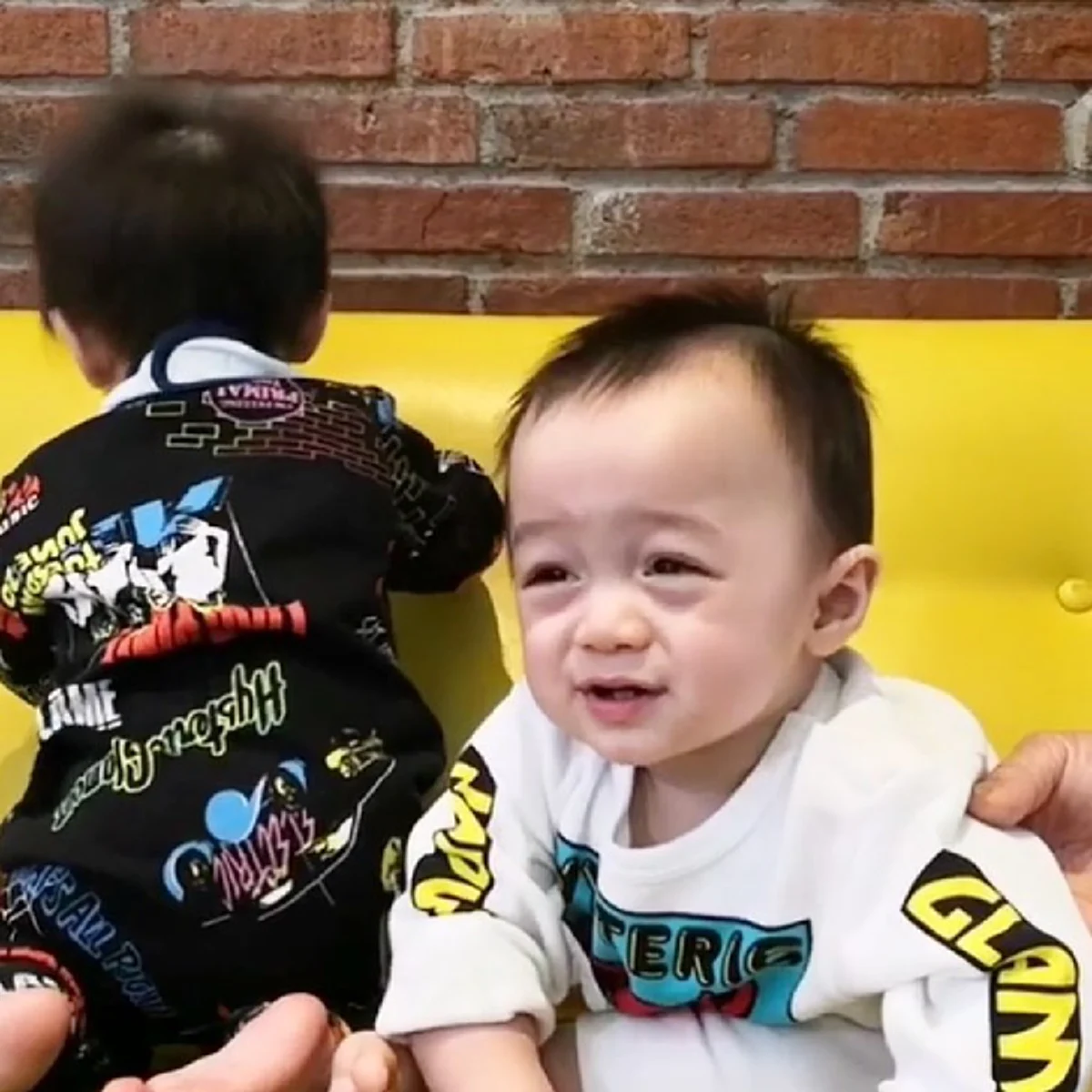 ได้แม่มาเต็มๆ!! เปิดพัฒนาการล่าสุด "สายฟ้า-พายุ" โชว์ปีนป่ายขึ้นของเล่นในวัย 10 เดือน น่าเอ็นดูสุดๆ (ชมคลิป)