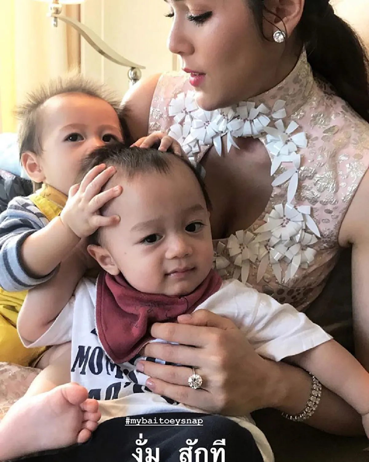 ได้แม่มาเต็มๆ!! เปิดพัฒนาการล่าสุด "สายฟ้า-พายุ" โชว์ปีนป่ายขึ้นของเล่นในวัย 10 เดือน น่าเอ็นดูสุดๆ (ชมคลิป)