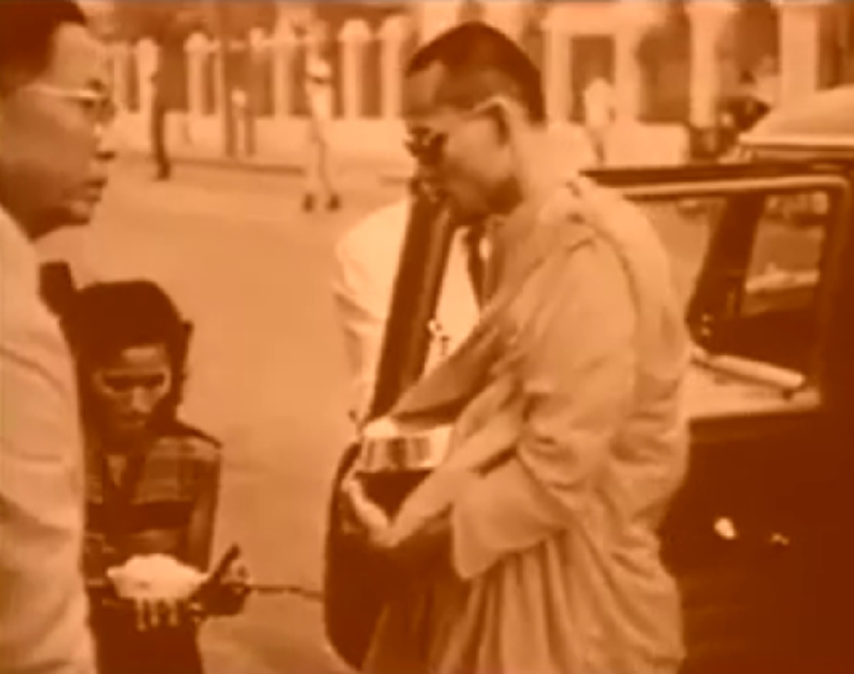 ภาพแห่งความประทับใจ!! เผยเรื่องราวสุดตื้นตัน ของพสกนิกรที่ได้ใส่บาตรกับในหลวง ร.๙ สมัยทรงผนวชเป็นพระภิกษุ (มีคลิป)