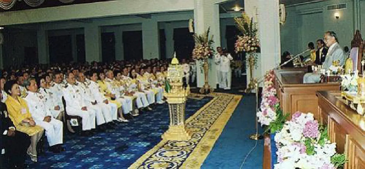 5 ธันวา คิดถึงพระองค์ ! จำได้ไหมพสกนิกรเฝ้าหน้าจอรอฟังพระราชดำรัส แสงโคมนำทางประเทศ