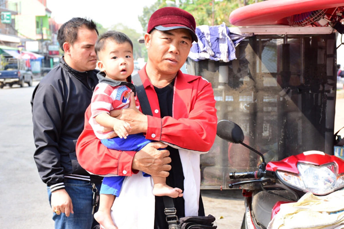 สะเทือนใจ!!  “พ่อค้าไอติม” สู้ชีวิต หอบลูกชายวัย 1 ขวบ ใส่กรงบนรถจยย. เร่ขายของไปด้วย หลังเมียทิ้ง ไร้คนดูแล!!