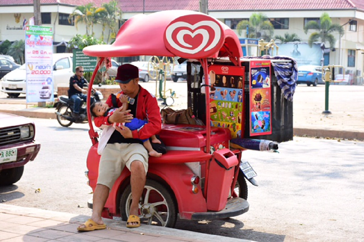 สะเทือนใจ!!  “พ่อค้าไอติม” สู้ชีวิต หอบลูกชายวัย 1 ขวบ ใส่กรงบนรถจยย. เร่ขายของไปด้วย หลังเมียทิ้ง ไร้คนดูแล!!