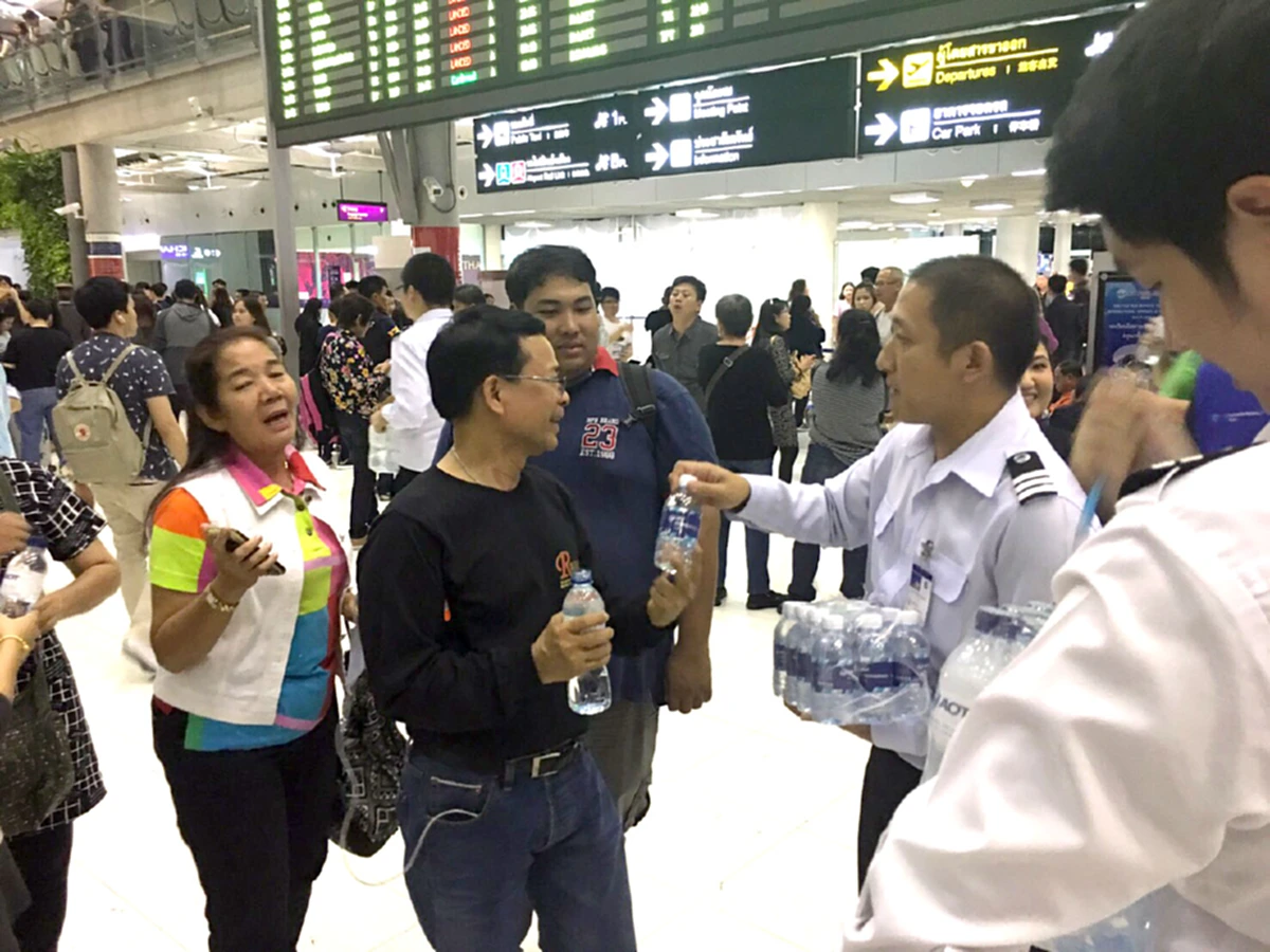 ขุดราก ถอนโคน!! เพจดังแฉยับ "ซินแสโชกุน" หลังลอยแพลูกทัวร์ญี่ปุ่นกว่า 2 พันคนทิ้งคาสนามบิน แถมเจอขุดประวัติสุดโชกโชน แทบไม่มีที่ยืนในสังคม!!