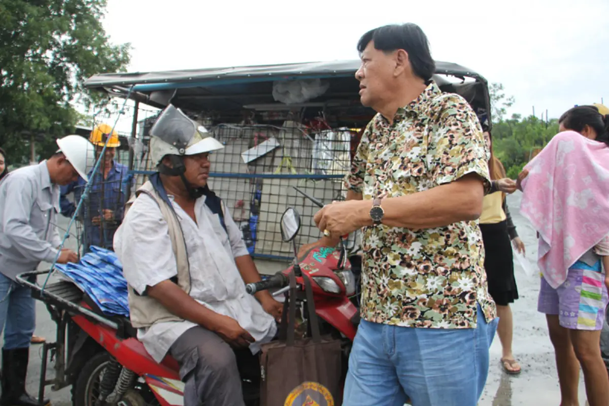 สุดชื่นมื่น !! หนุ่มใหญ่ขี่ซาเล้ง จากชุมพร มาตายเอาดาบหน้าที่ตราด หวังพึ่งใบบุญเจ้านายเก่า สุดท้ายสิ่งที่ไม่คาดฝันก็เกิดขึ้น สมกับที่รอคอย