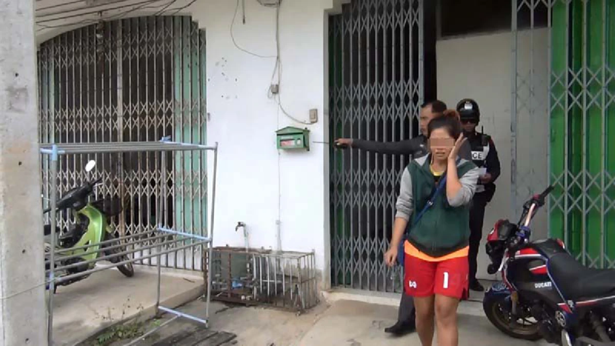 ตร.ช่วยสาวร้านเสริมสวยวัย 18 ถูกแฟนหนุ่มฉุดมากักขังในห้อง-ซ้อมน่วม หลังฝ่ายหญิงพยายามตีตัวออกห่าง เมื่อได้รู้ความจริงที่สุดเจ็บใจ (ชมคลิป)