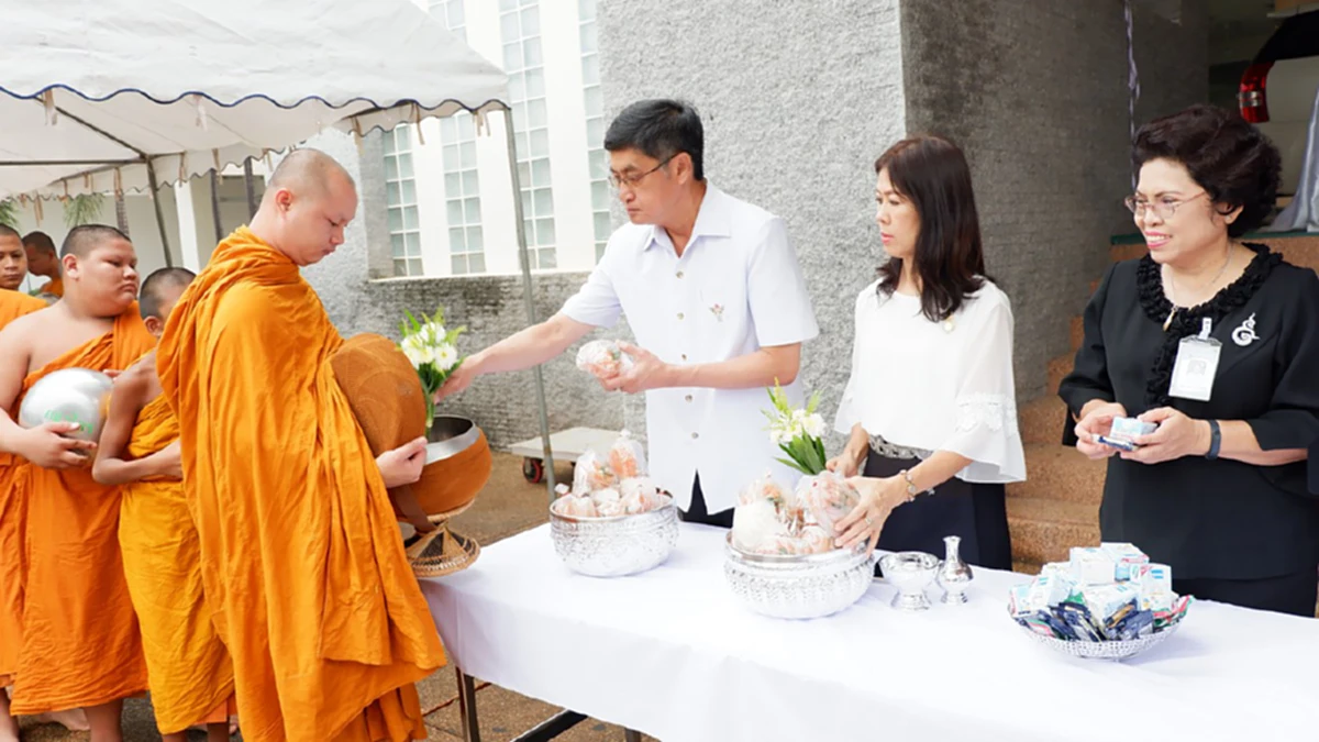 ผอ.รพ.หนองคาย  นำแพทย์  พยาบาล  พนักงาน  ทำบุญตักบาตรเนื่องในวันคล้ายวันเสด็จสวรรคตพระบาทสมเด็จพระปรมินทรมหาภูมิพลอดุลยเดช (มีคลิป)