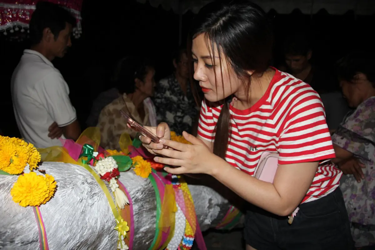 สุดคึกคัก!! ชาวบ้านแห่ขอหวยต้นตะเคียนวัดช่างทองกรุงเก่า ได้เลขสมใจกันทั่วหน้า!! ร่างทรงทำพิธีคาบวันพระกับวันโกนตอนเที่ยงคืน (ชมคลิป)