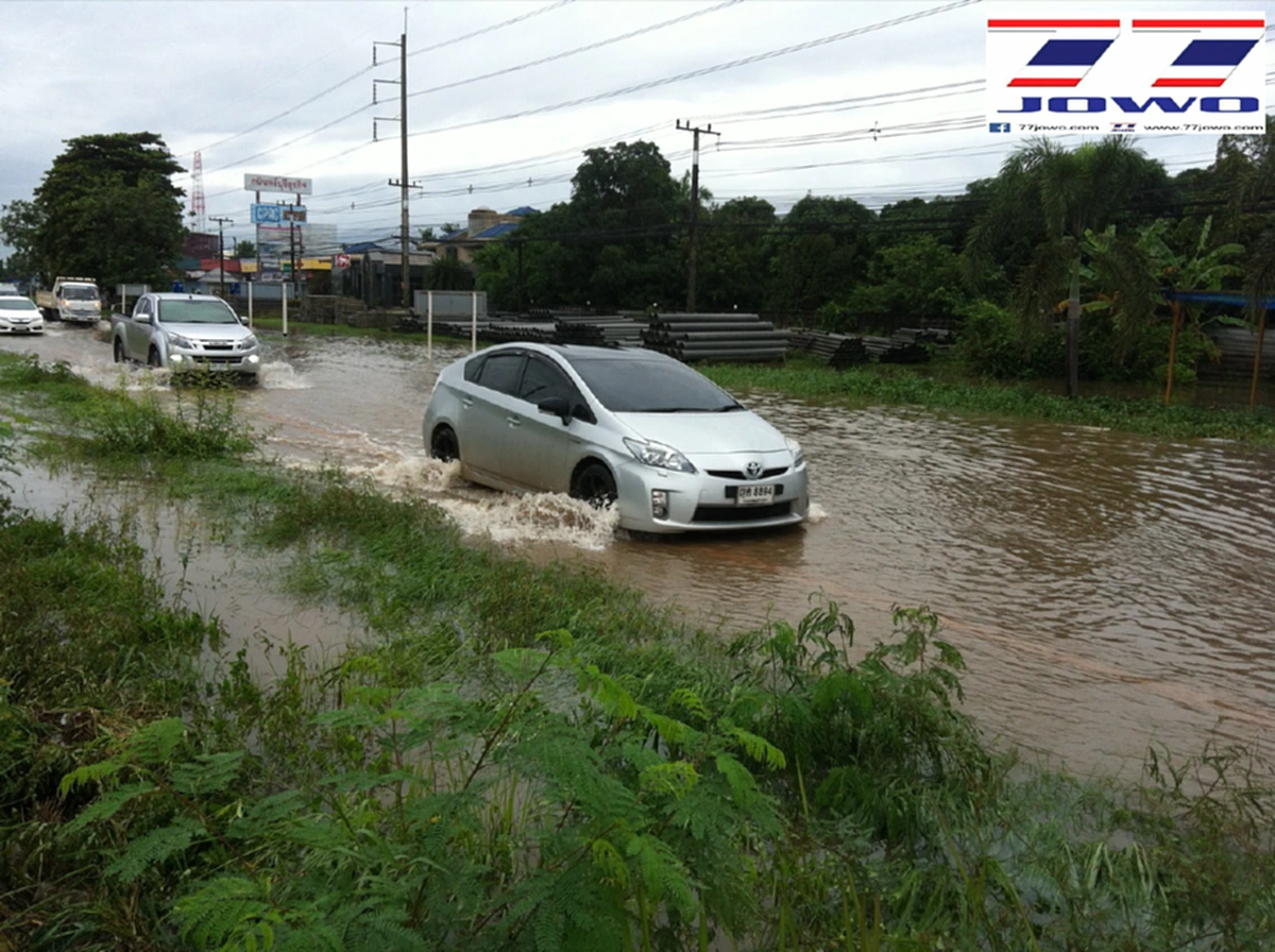 นอภ.กบินทร์บุรี ลงพื้นที่ เร่งแก้ไขน้ำท่วมขัง หลังฝนตกหนักต่อเนื่อง ส่งผลให้การจราจรเล็กเดินทางลำบาก (มีคลิป)