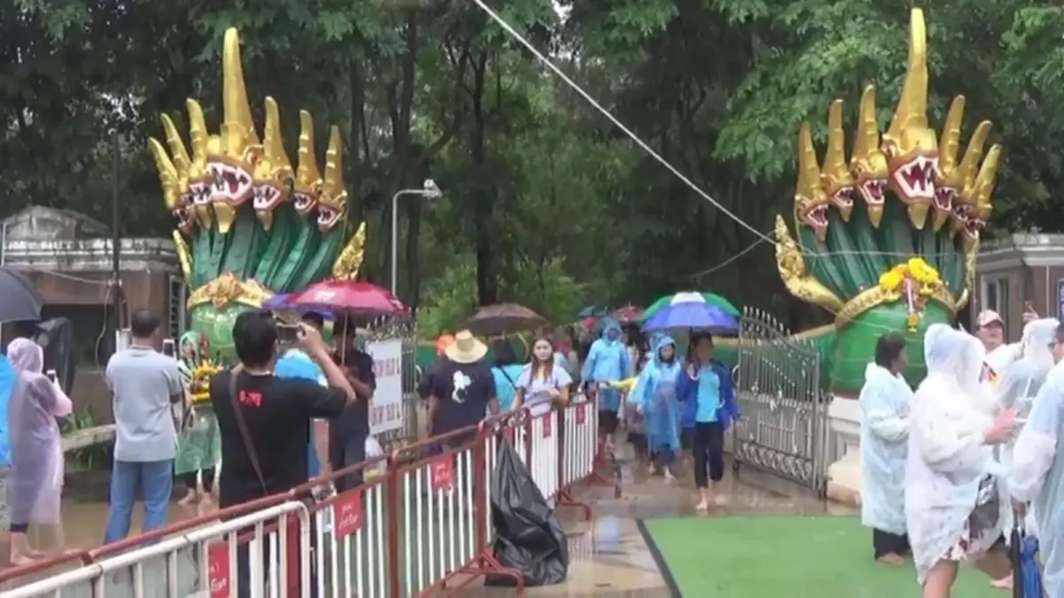 โดนซะแล้ว!! น้ำท่วมคำชะโนด จ.อุดรฯ สั่งปิดสักการะในเกาะชั่วคราว แต่บรรดาคอหวยไม่หวั่น เดินลุยน้ำเข้ามาในเกาะคำชะโนด!? (มีคลิป)