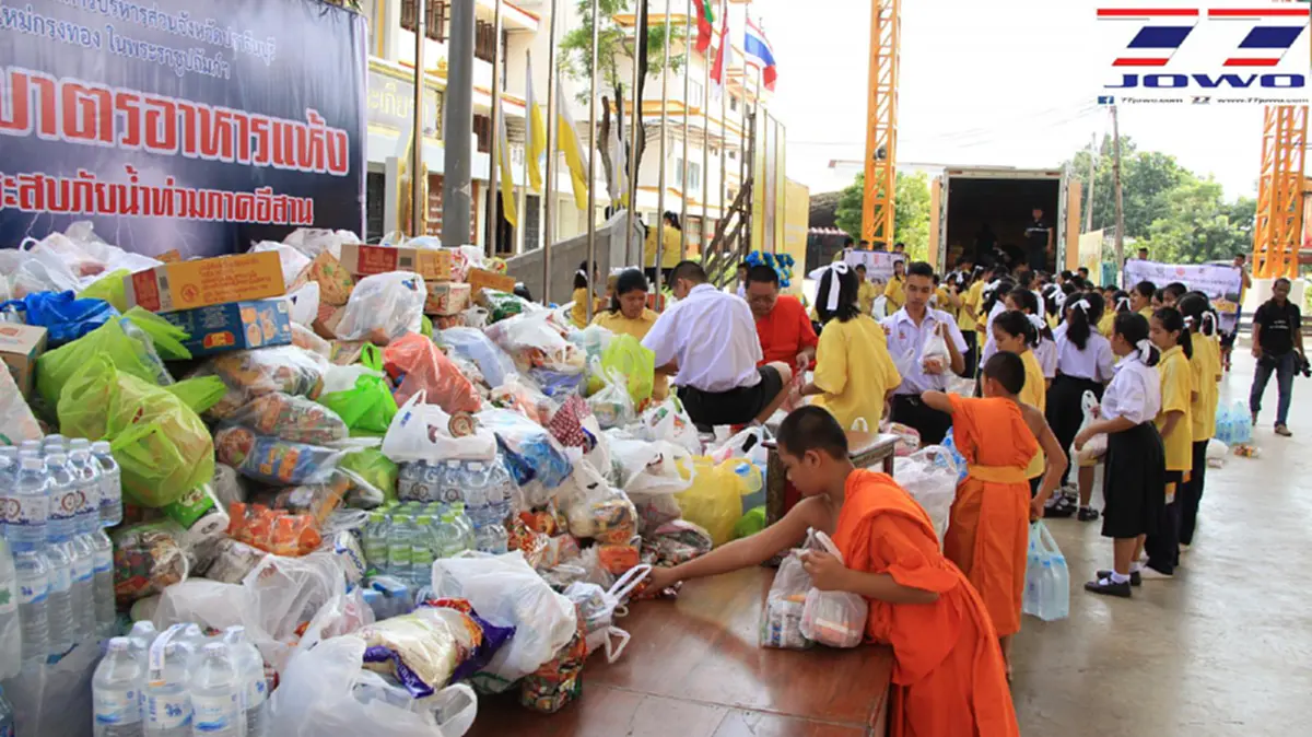 ร่วมมือช่วยเหลือ!! คณะสงฆ์ร่วมกับองค์การบริหารส่วนจังหวัดปราจีนบุรี จัดโครงการช่วยเหลือผู้ประสบภัยน้ำท่วมในภาคอีสาน (ชมคลิป)